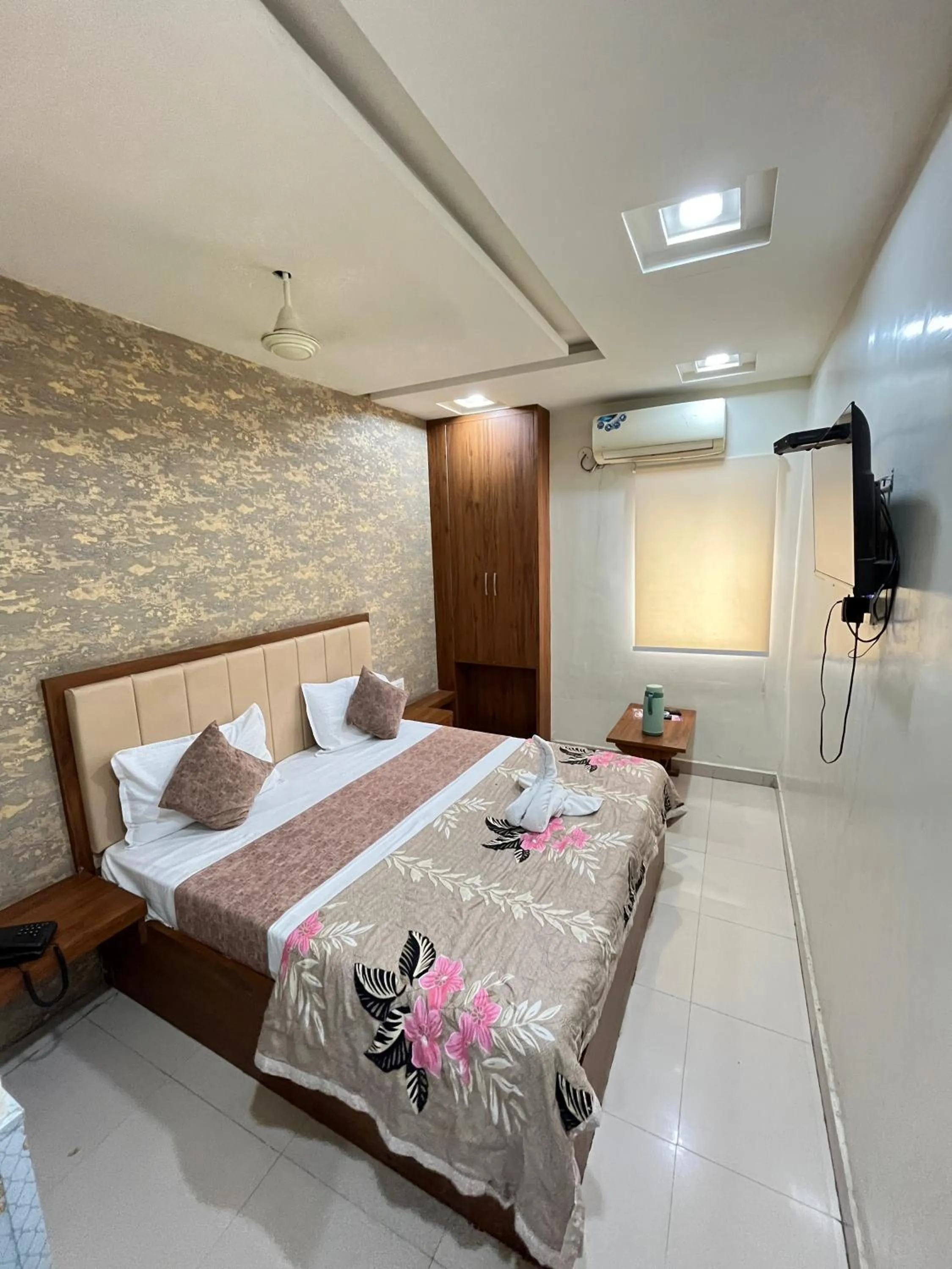 Bed in Hotel Siddhi Vinayak