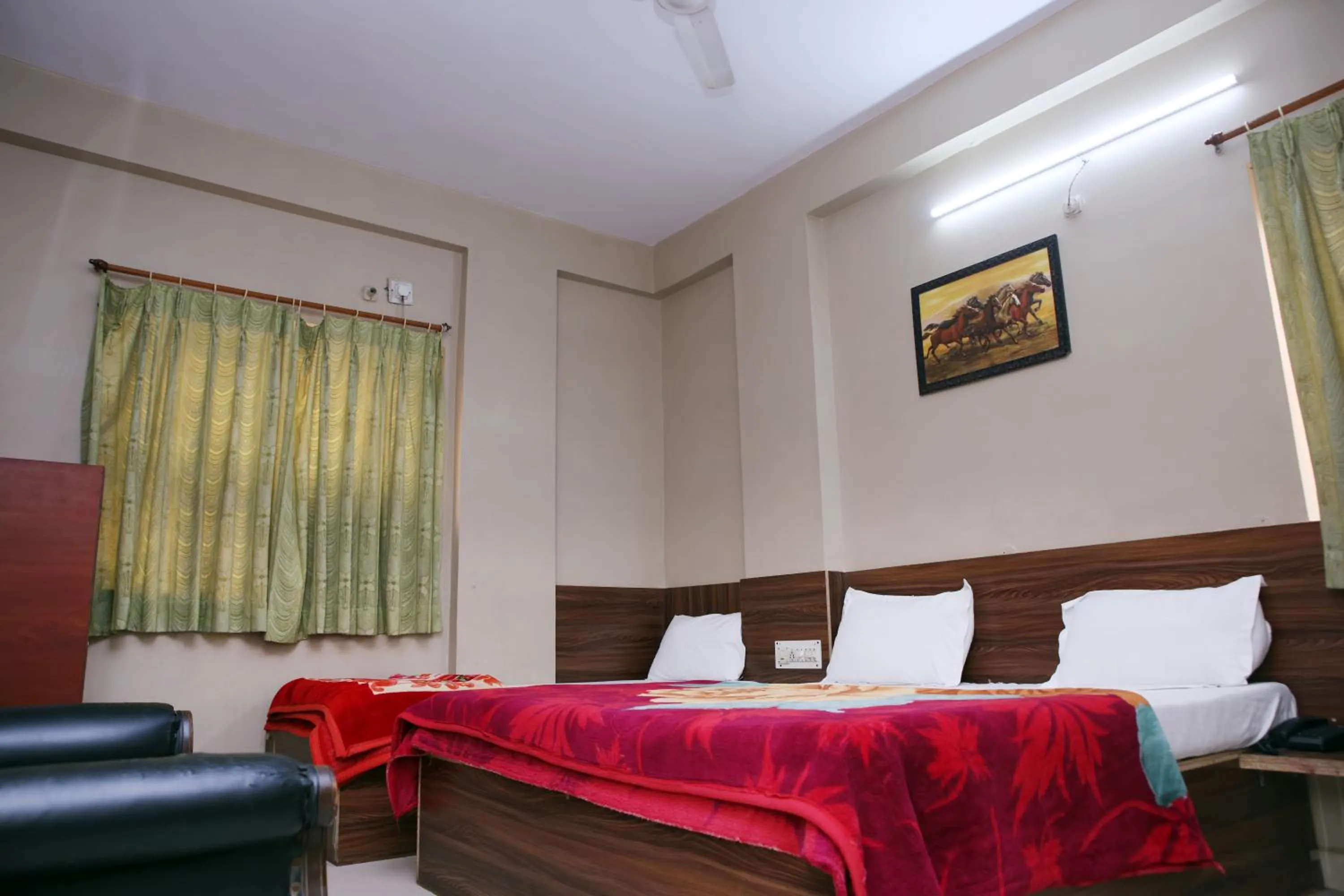 Living room, Bed in Hotel Siddhi Vinayak