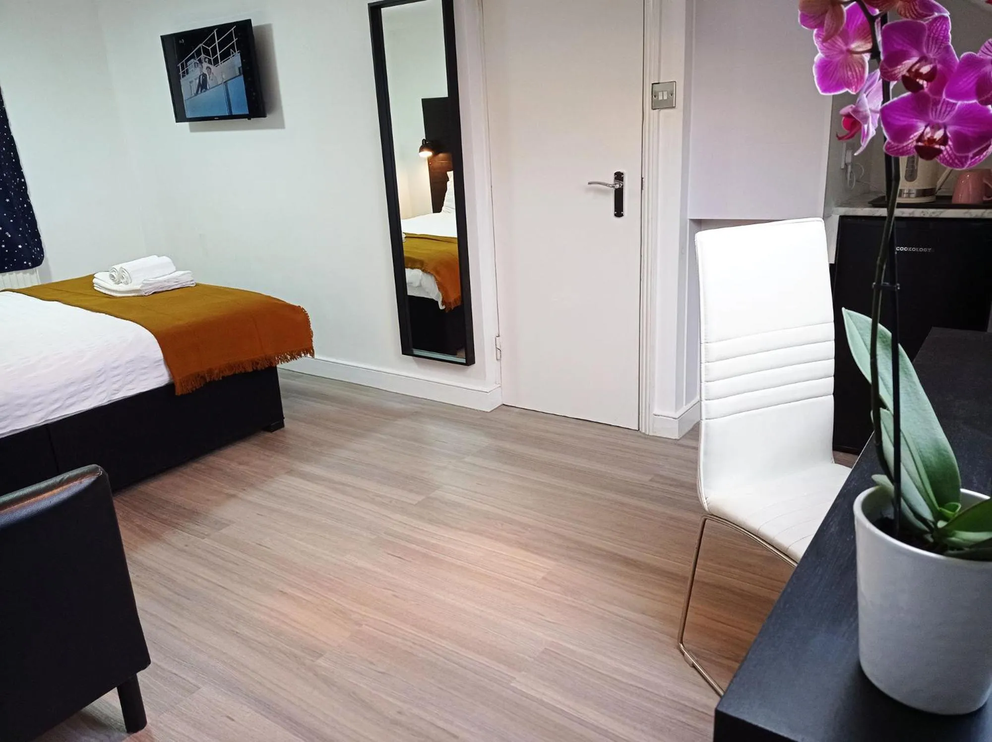 Photo of the whole room, Bed in Mill Studio A - Self contained one bed studio flat