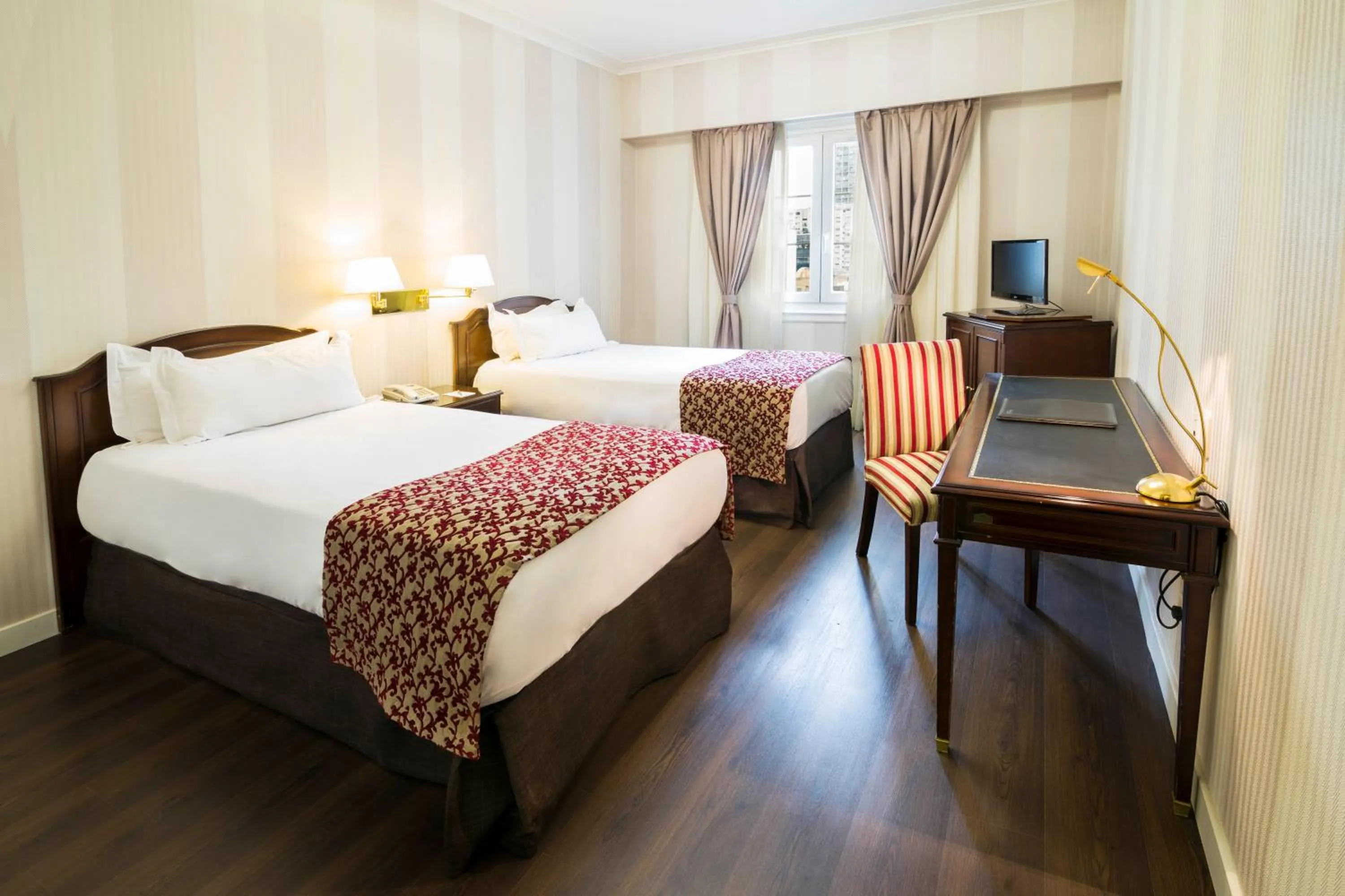 Bedroom, Bed in Claridge Hotel