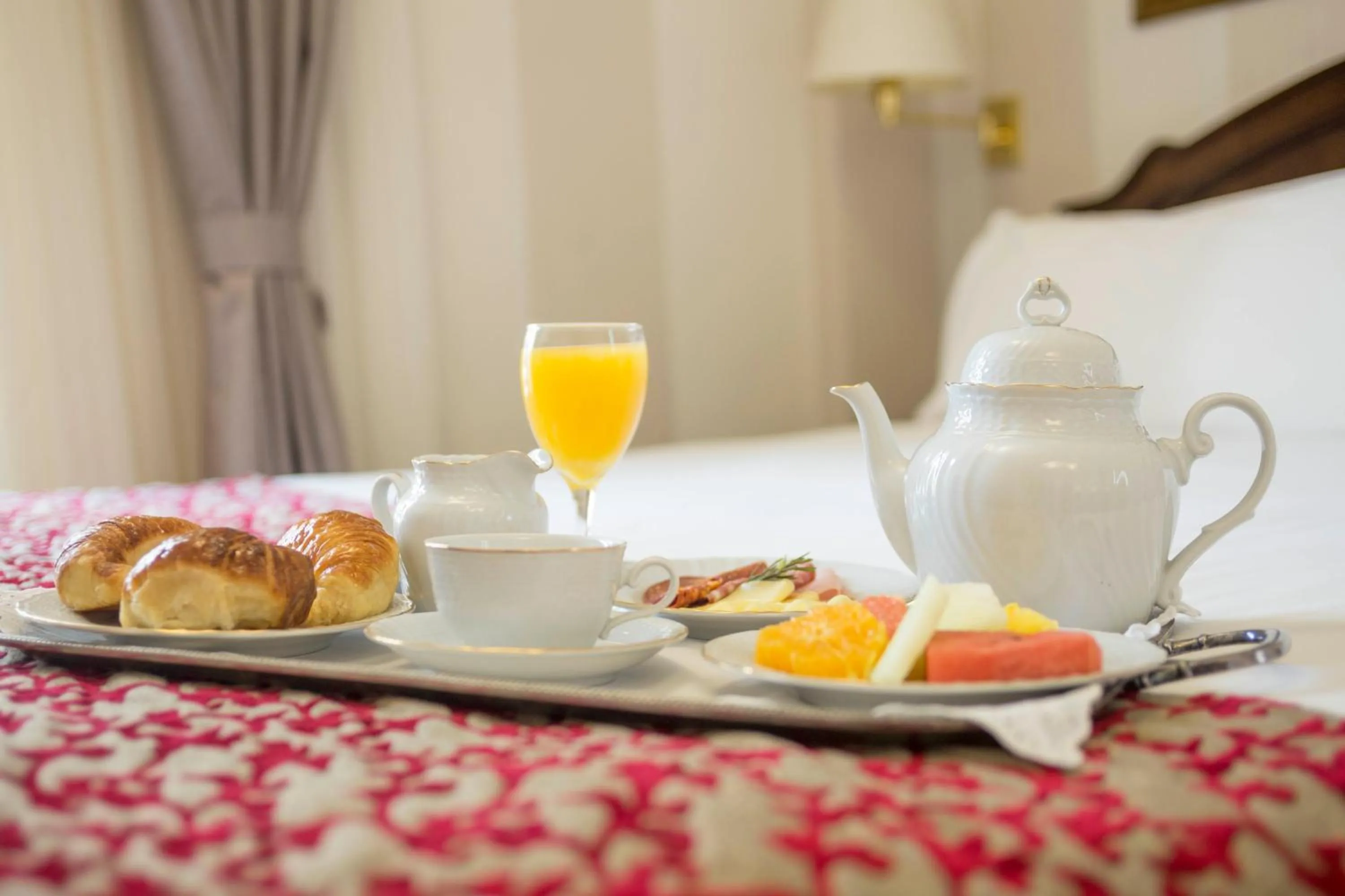 Coffee/tea facilities, Bed in Claridge Hotel