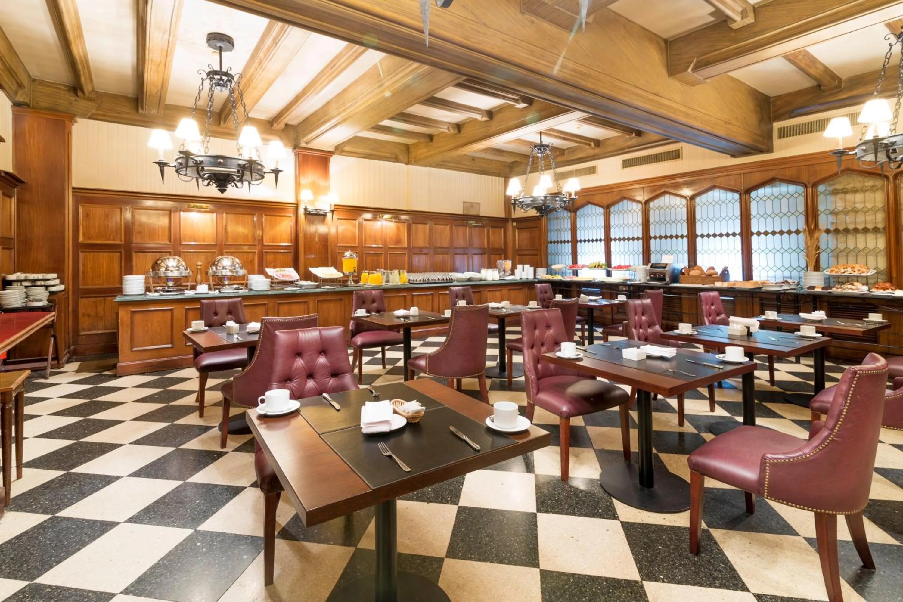 Restaurant/places to eat in Claridge Hotel