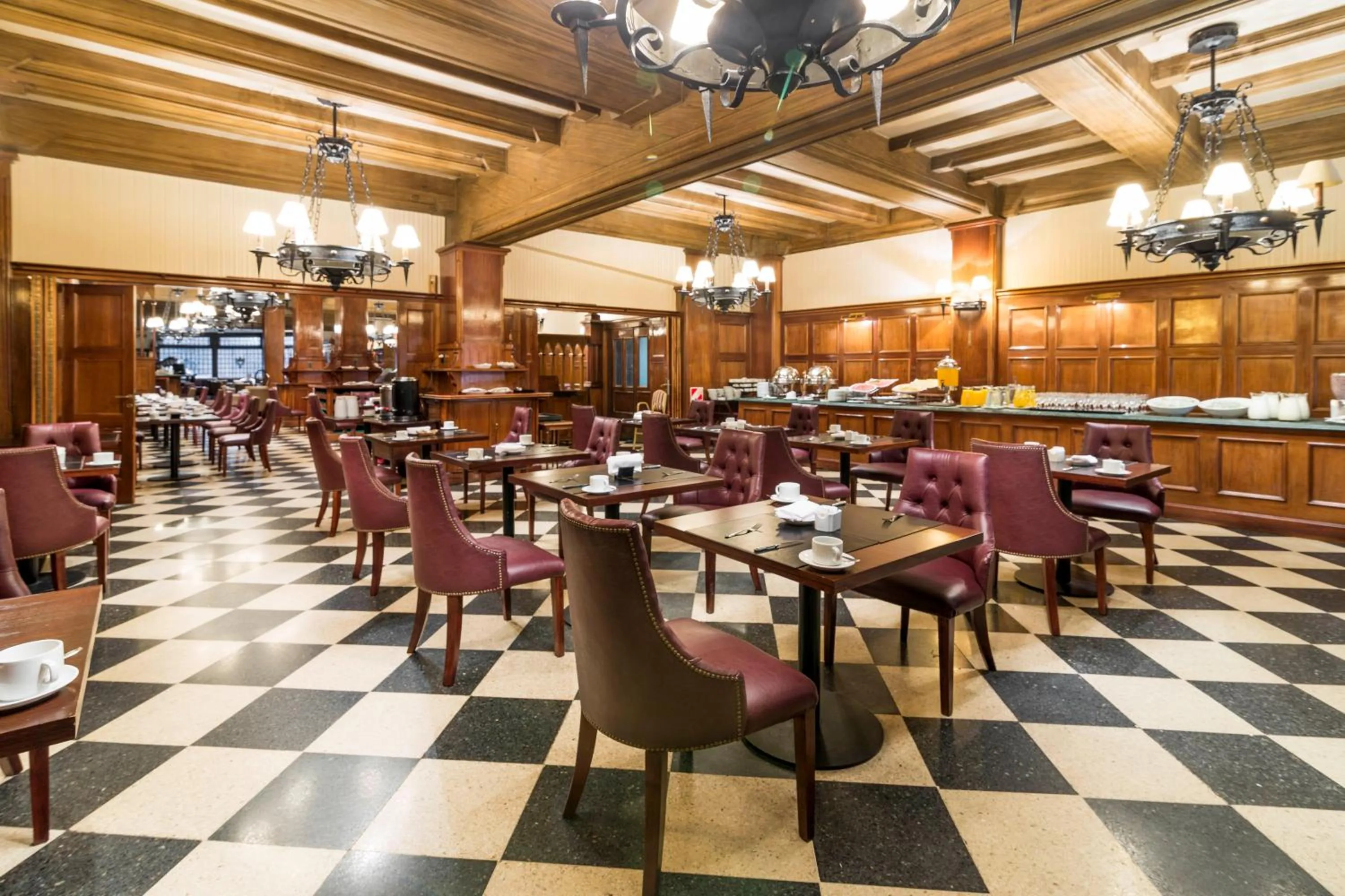 Restaurant/places to eat in Claridge Hotel