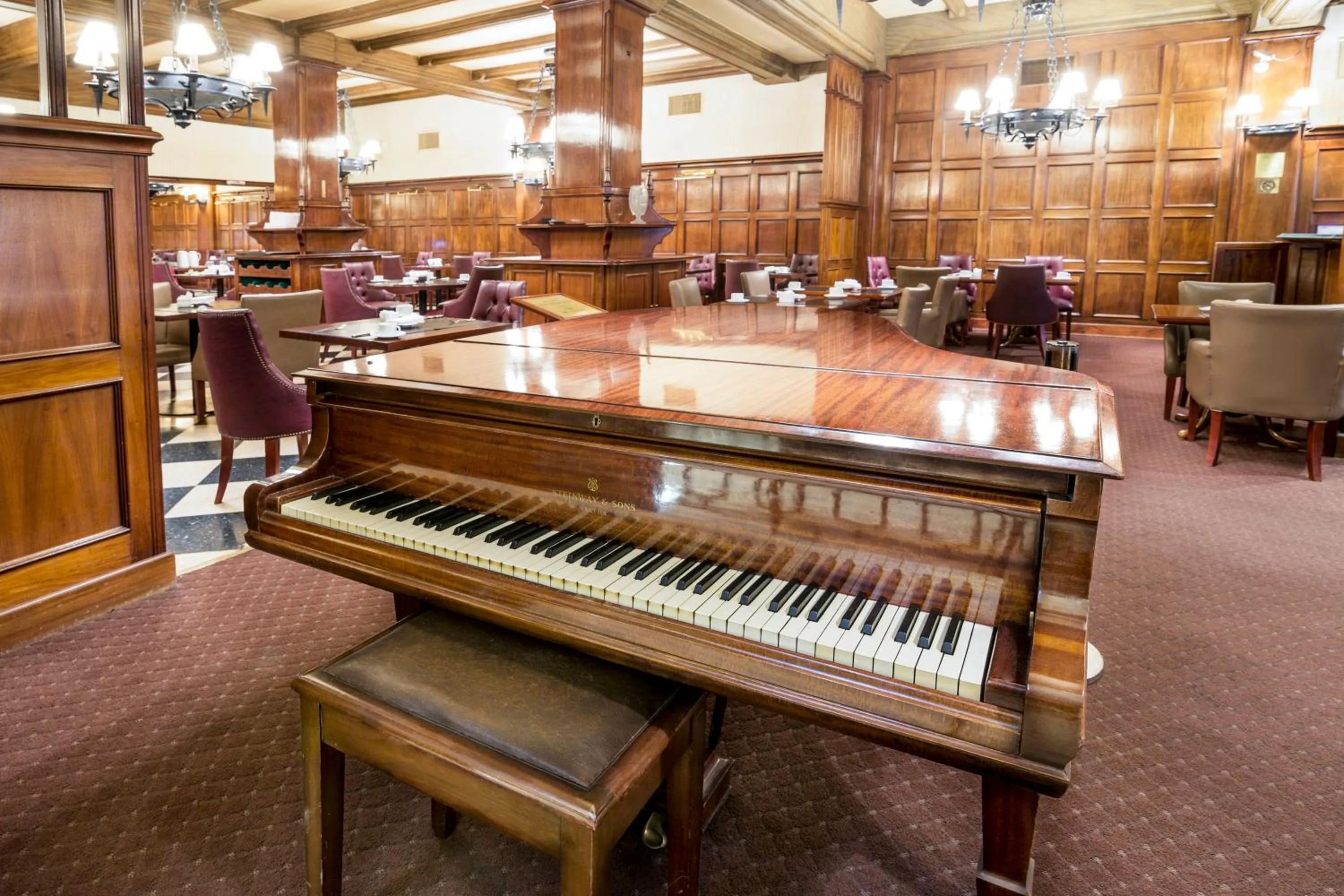 Restaurant/places to eat in Claridge Hotel