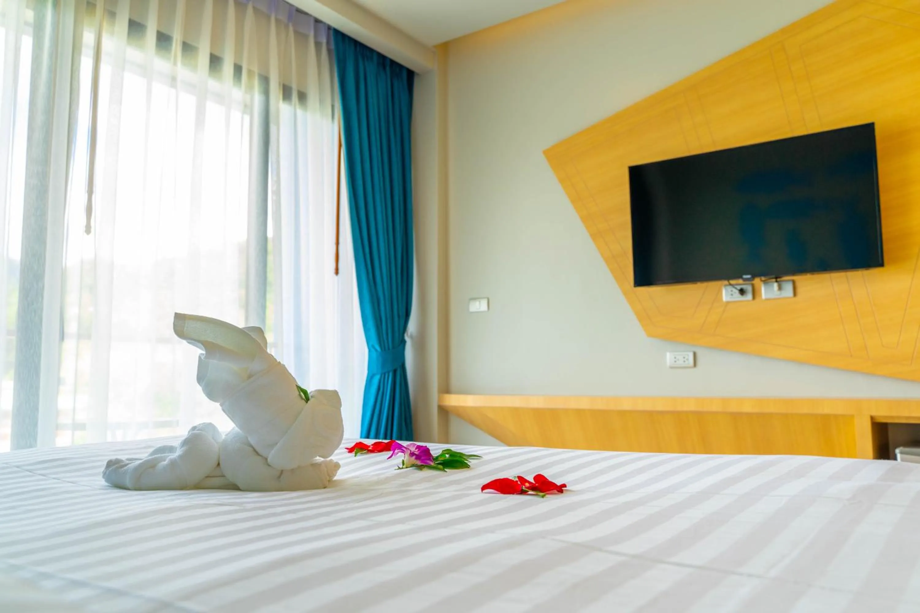 Bed in Golden Paradise Hotel - SHA PLUS