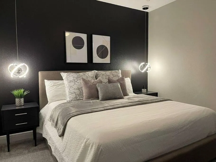 Bed in Spectacular 12-Bed Mansion with game room