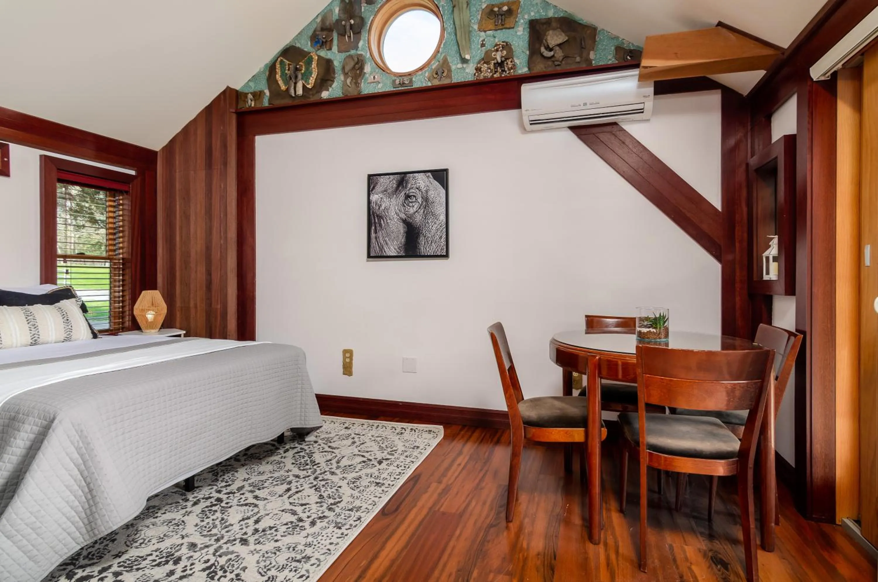 Seating area, Bed in New Park Venue & Suites