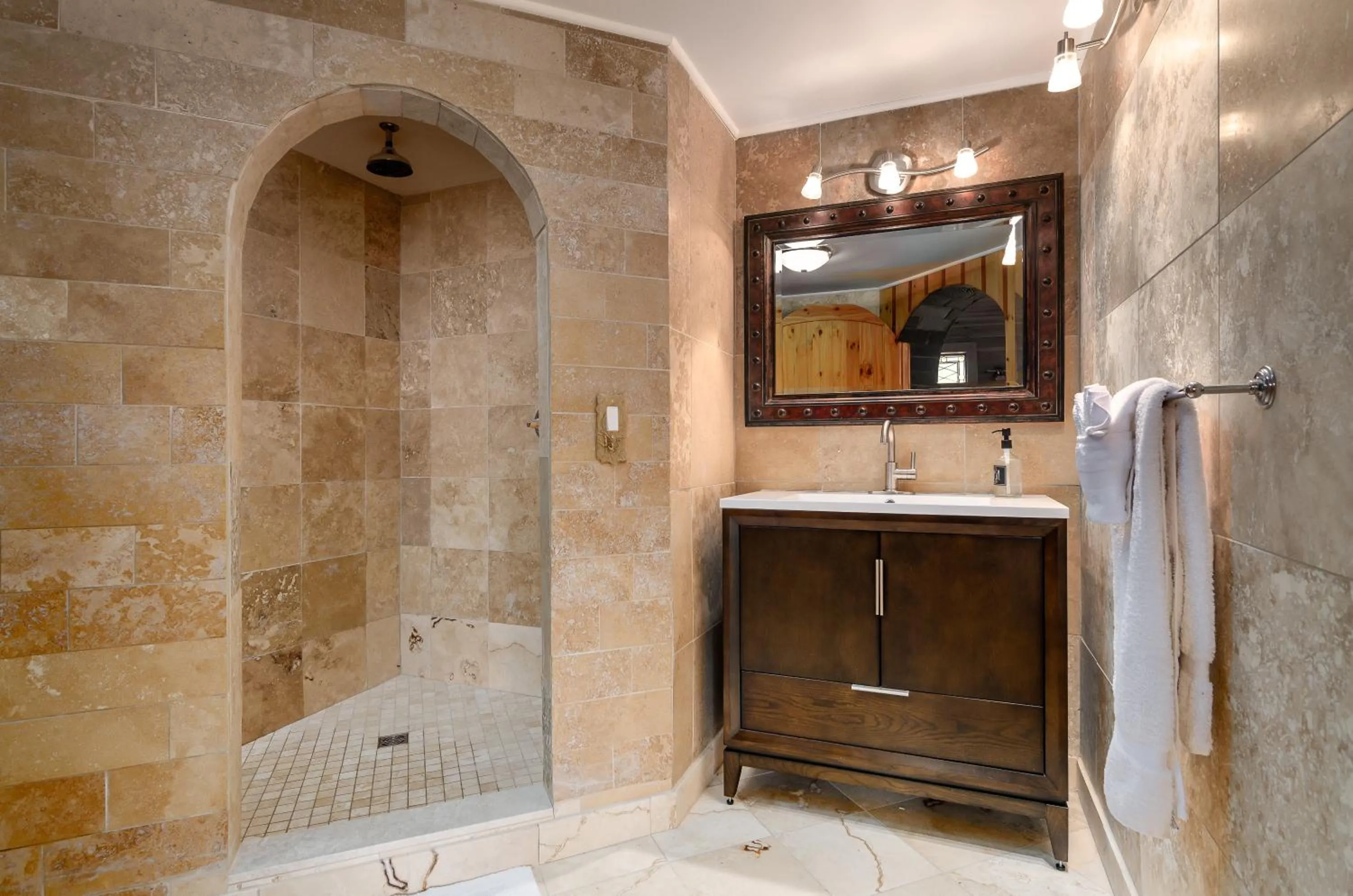 Shower in New Park Venue & Suites