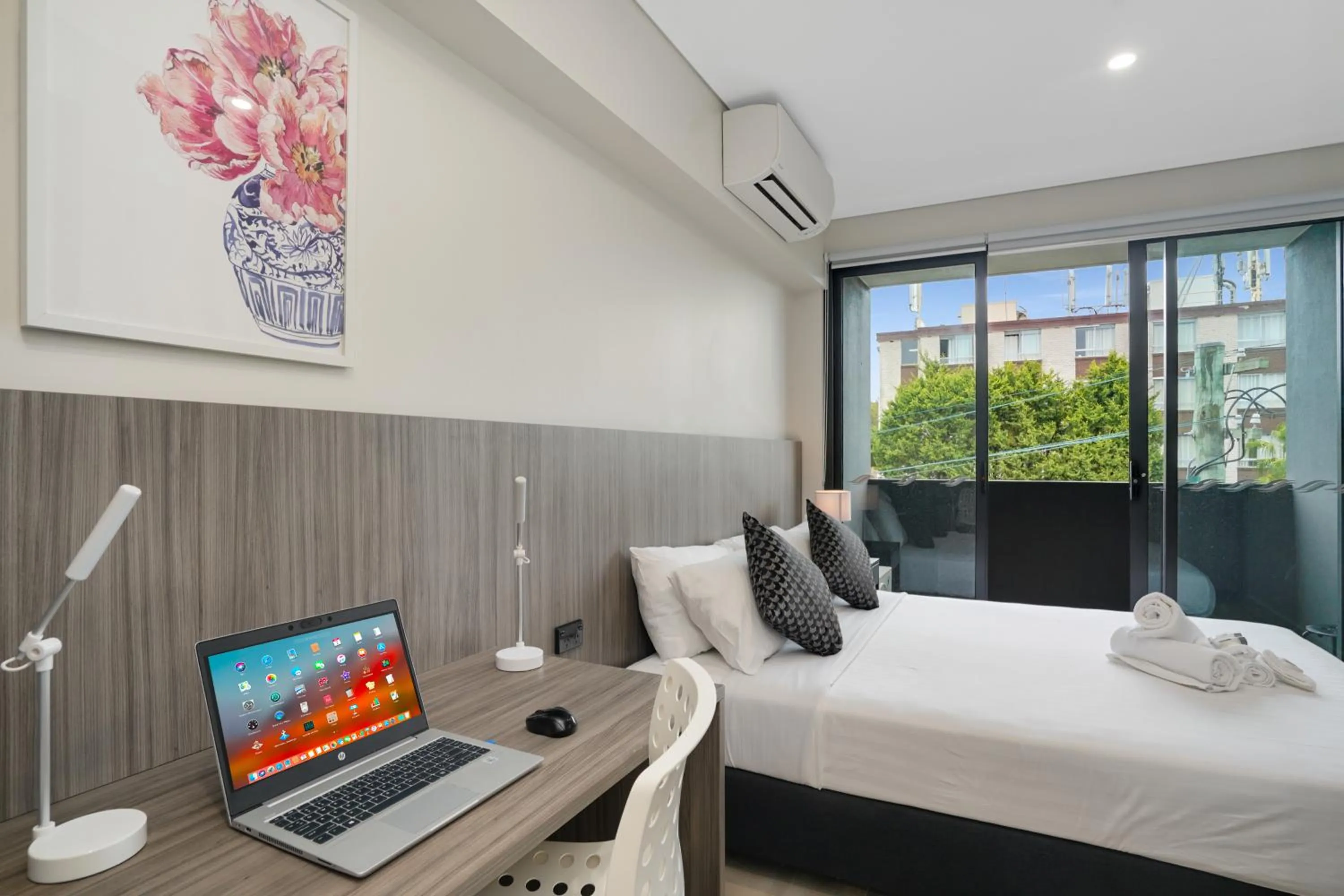 Bedroom, Bed in Coogee Studio Apartments