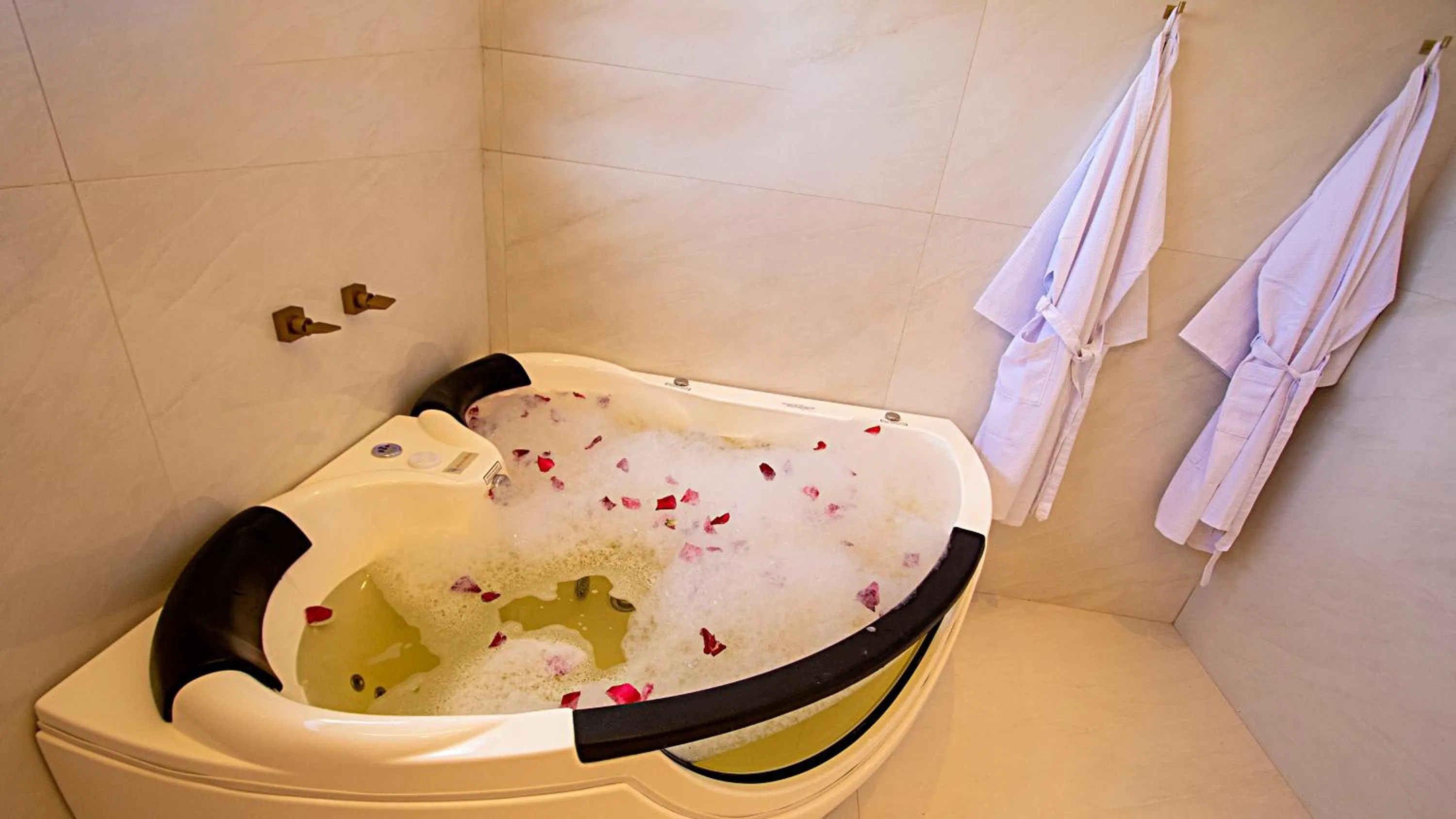 Hot Tub in Paraiso Beach Hotel