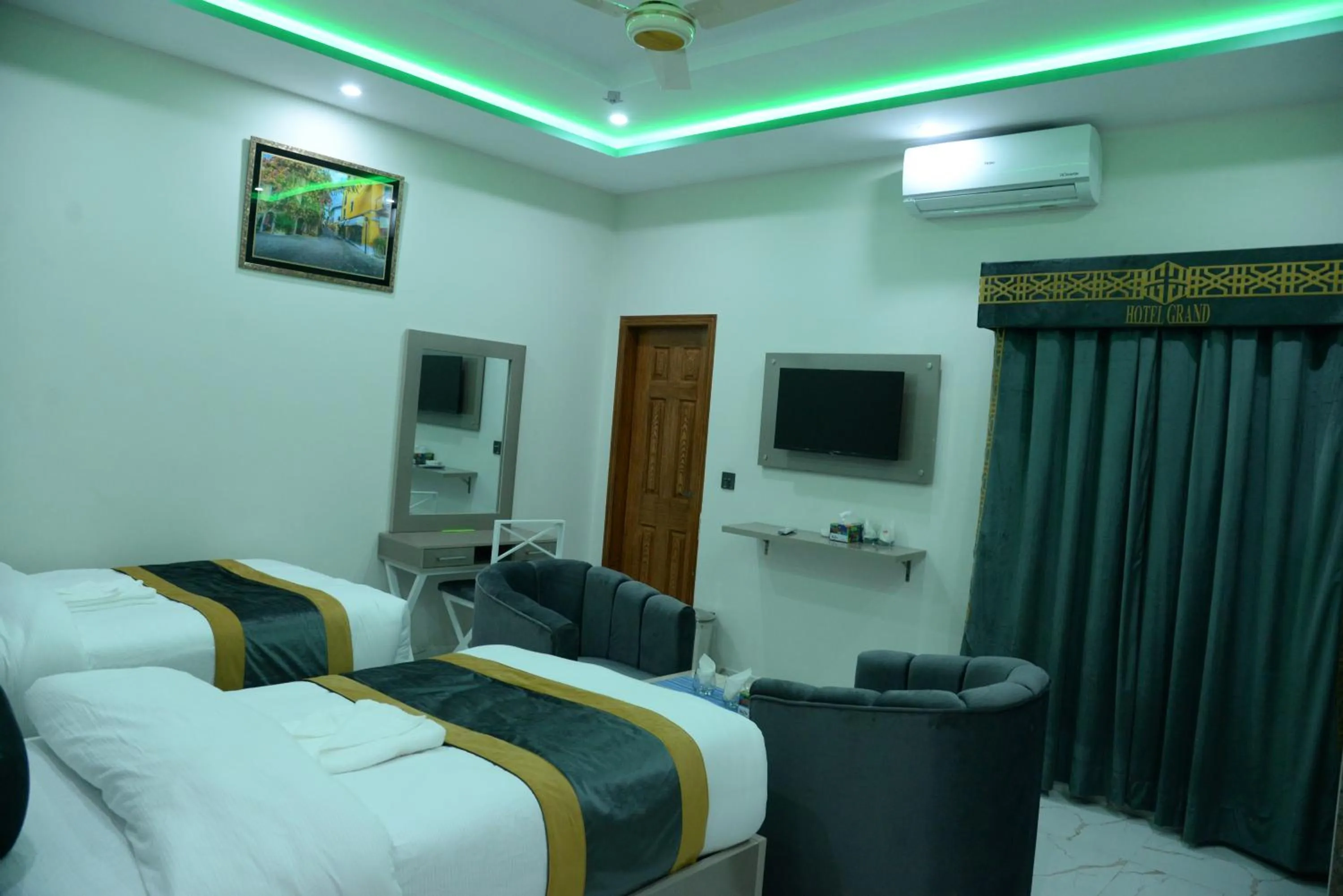 Bed in Hotel Grand Lahore