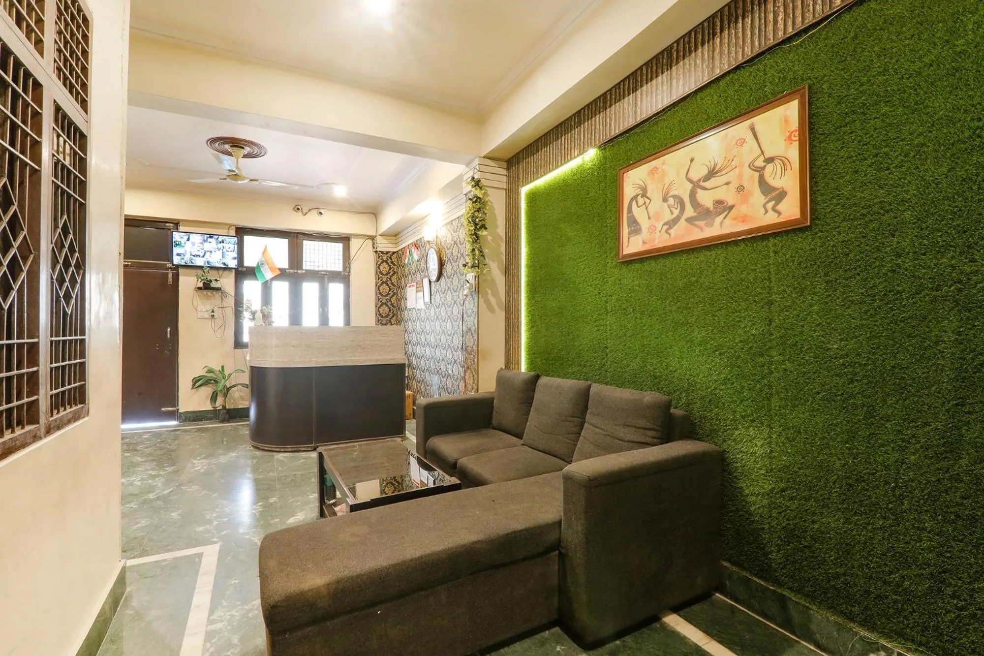 Seating area in Via Haidri