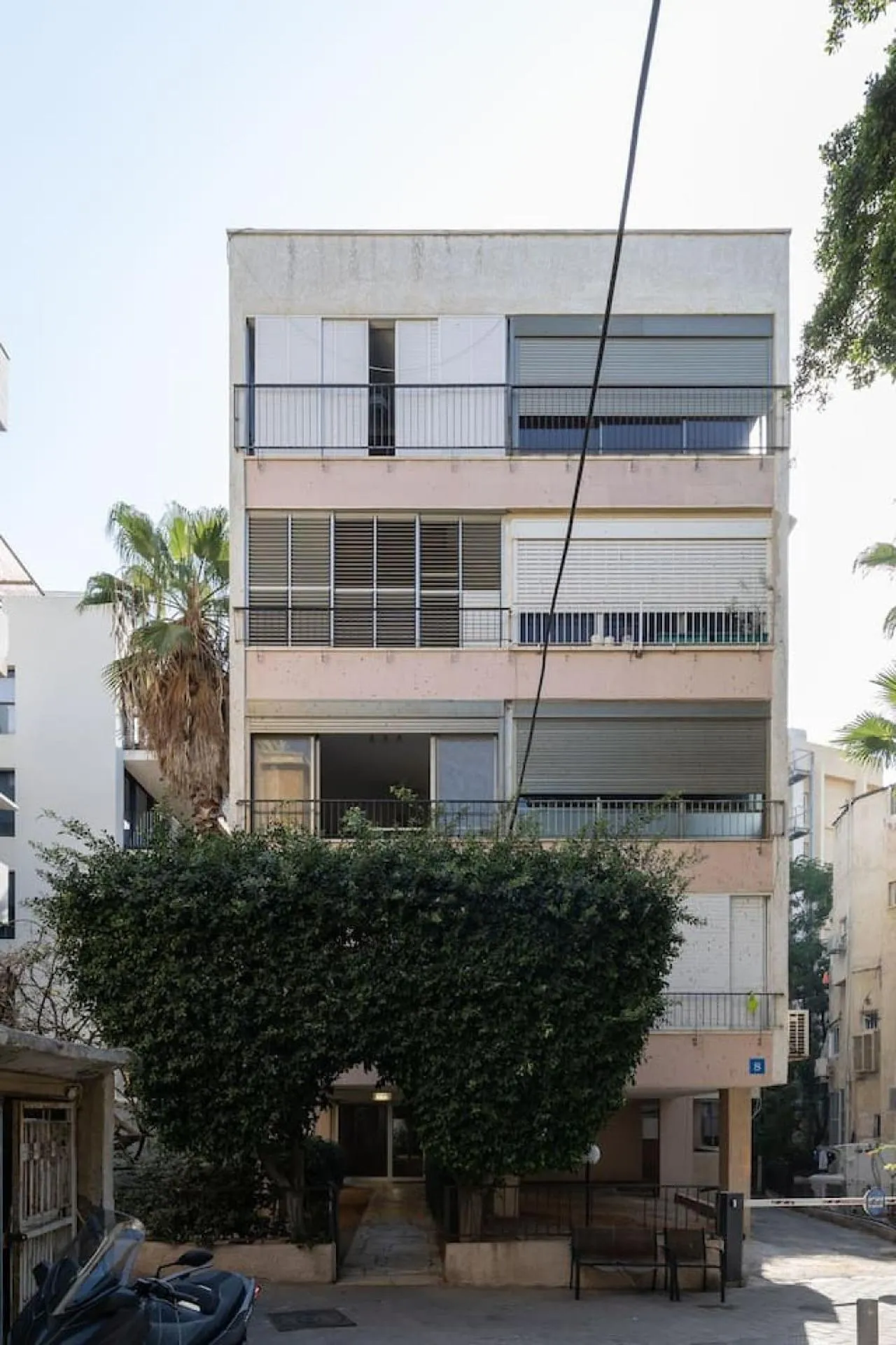 Cozy 3BR Apt w Big Windows 5 Min Walk From Beach