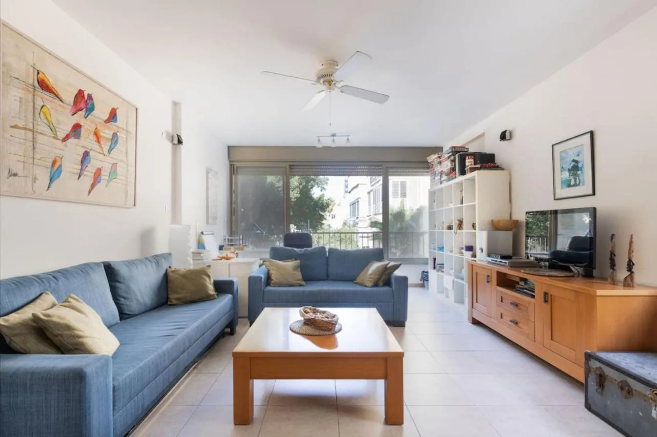 Cozy 3BR Apt w Big Windows 5 Min Walk From Beach