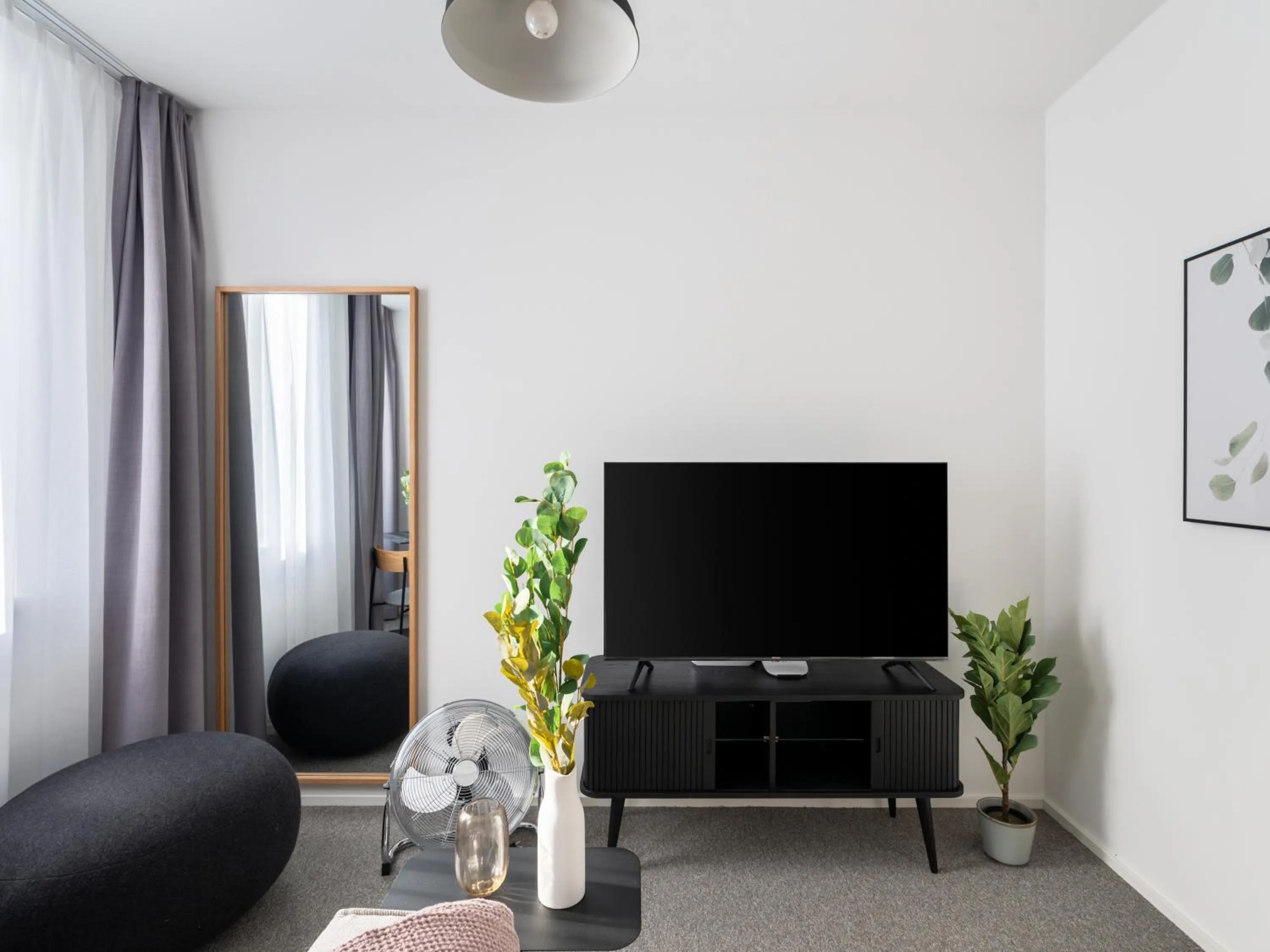 TV and multimedia in Limehome Linz Friedrichstraße