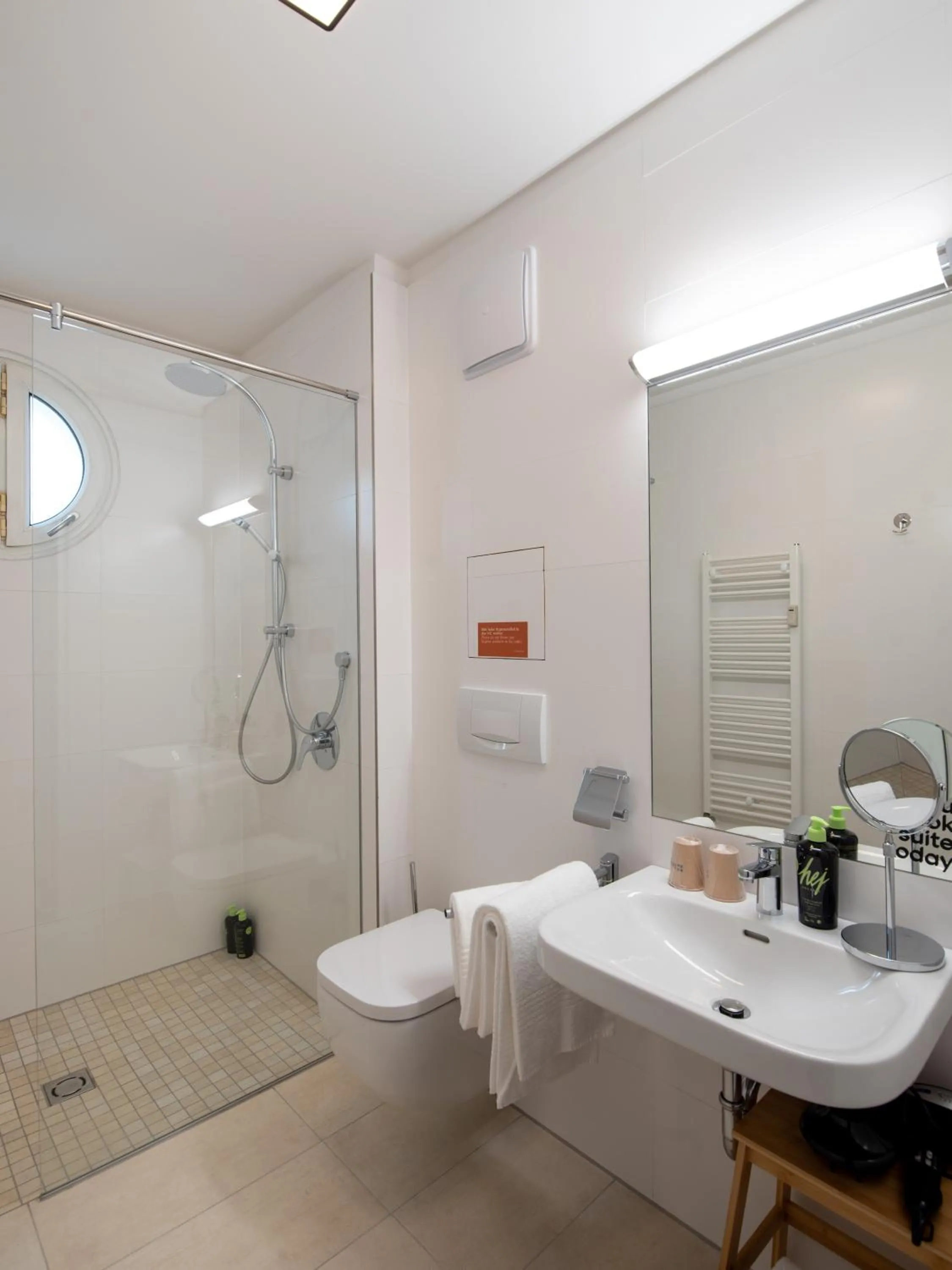 Shower in Limehome Linz Friedrichstraße