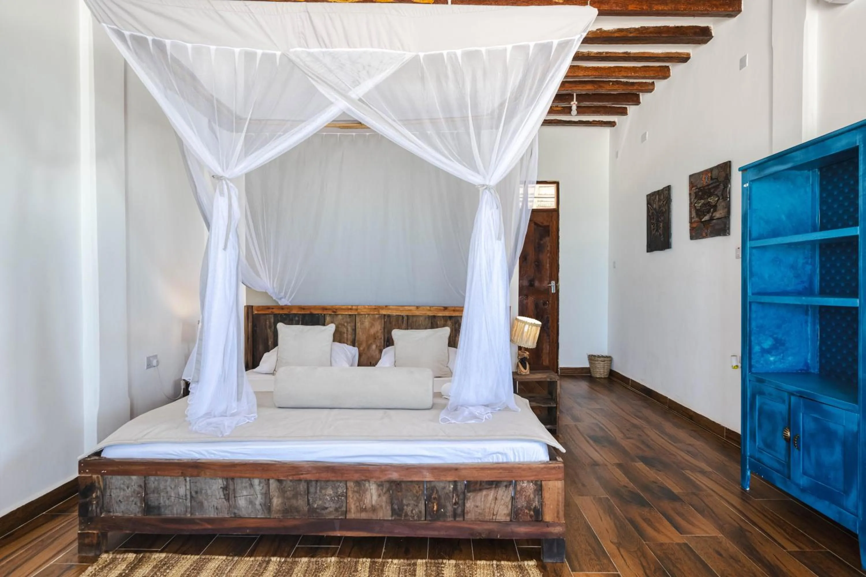 Bed in Cinnamon Hotel