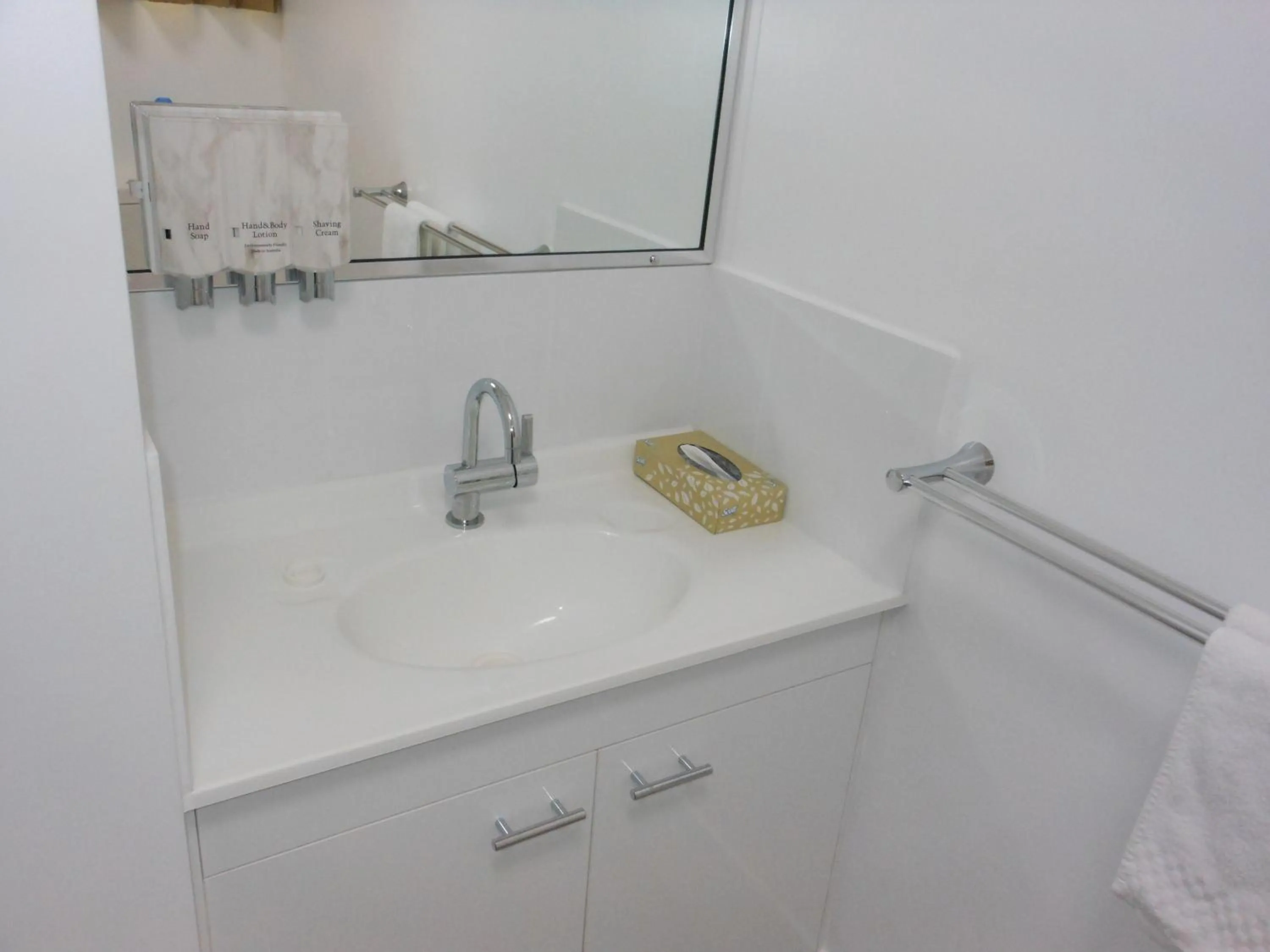 Bathroom in Cara Motel