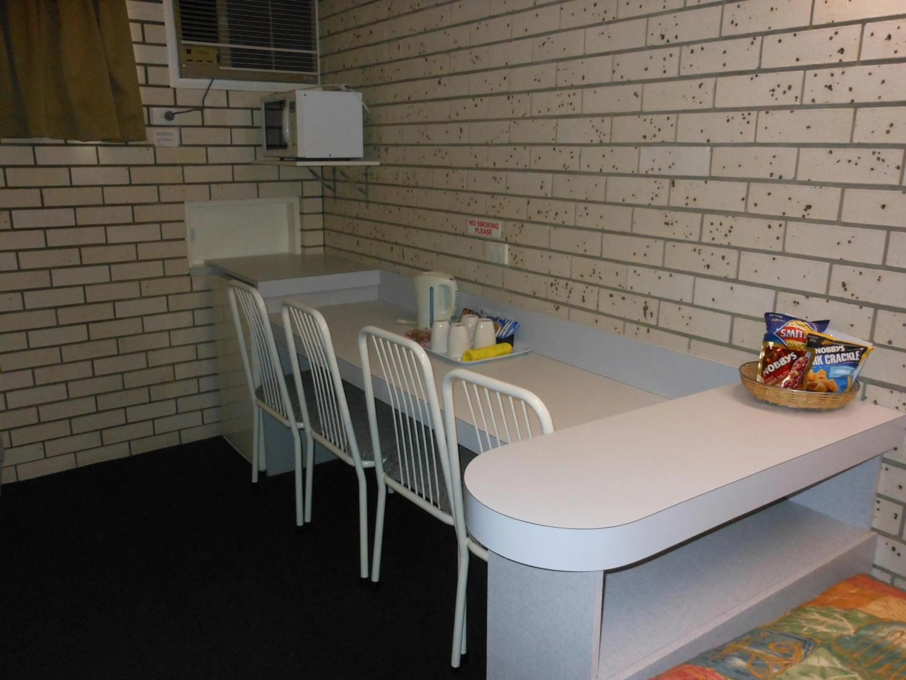 Restaurant/places to eat in Cara Motel