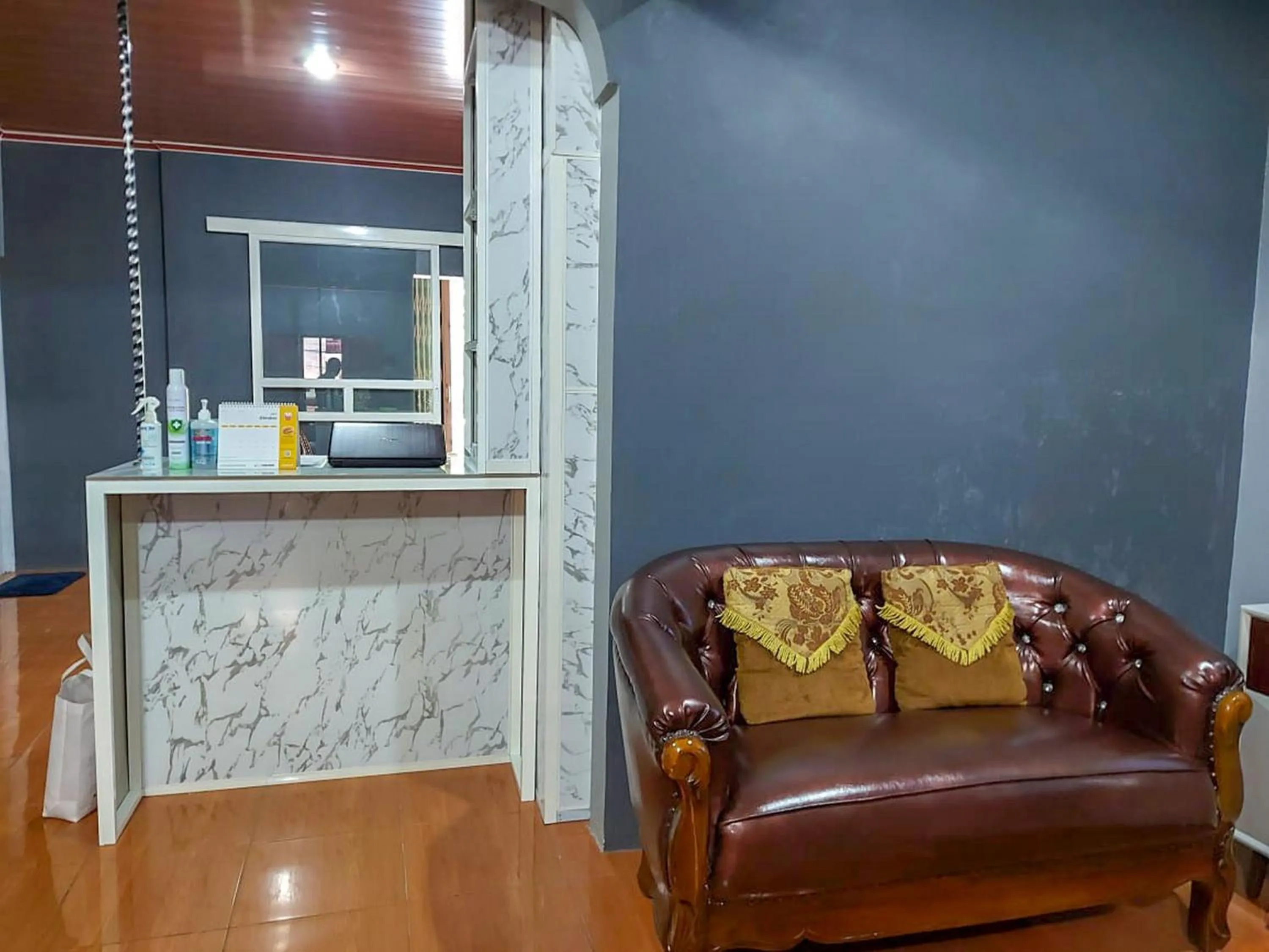 Lobby or reception in Guest House Kembar Syariah Semarang RedPartner