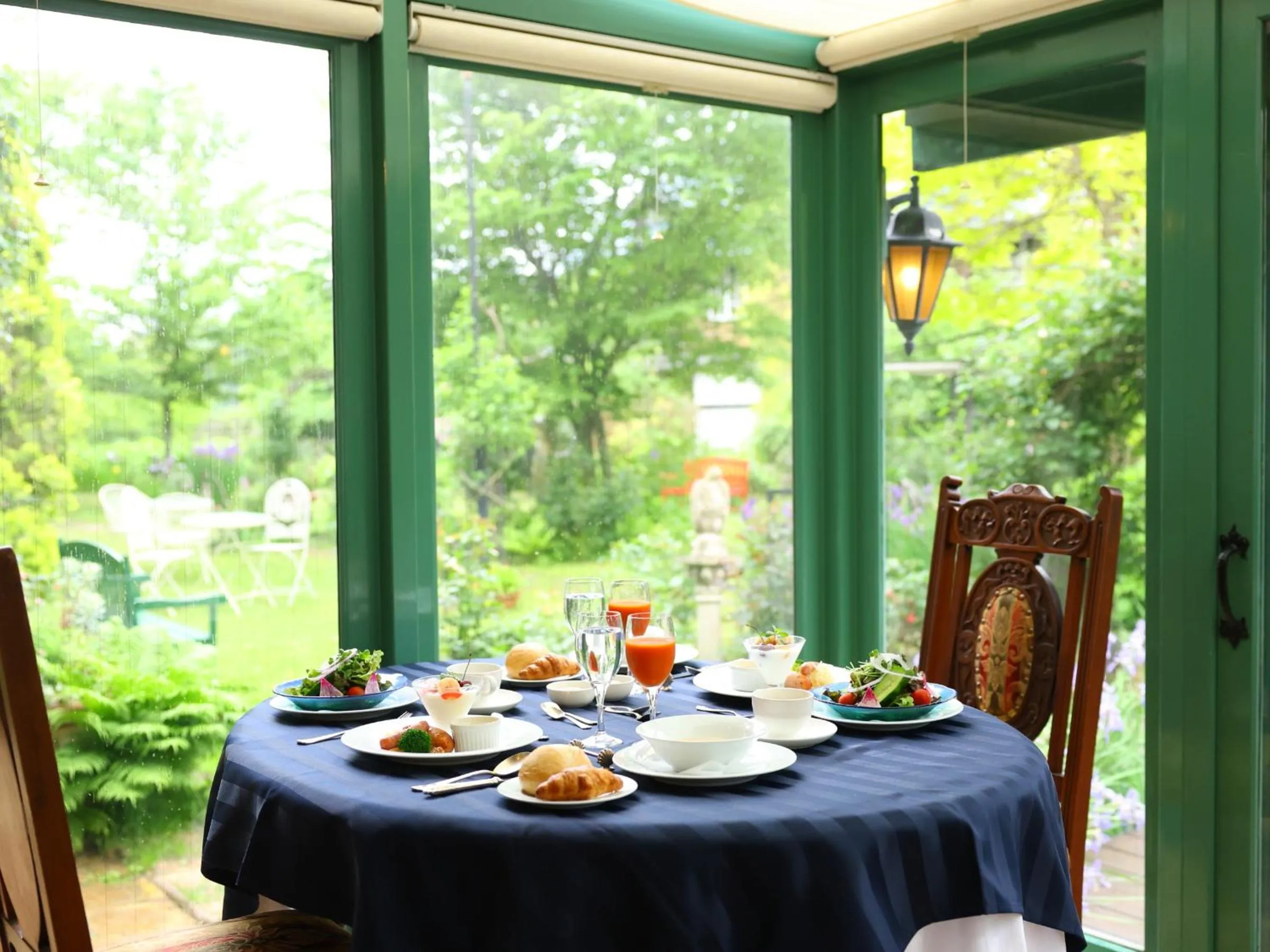 Restaurant/places to eat in Petit Hotel & Restaurant Old Age