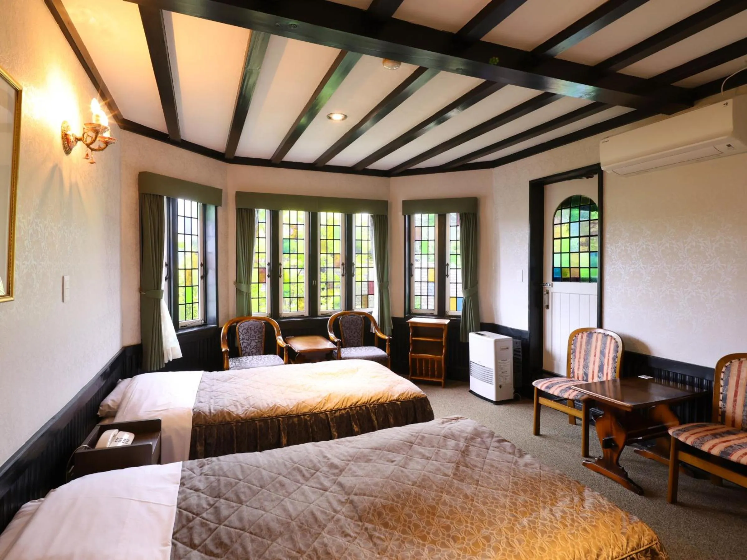 Bed in Petit Hotel & Restaurant Old Age