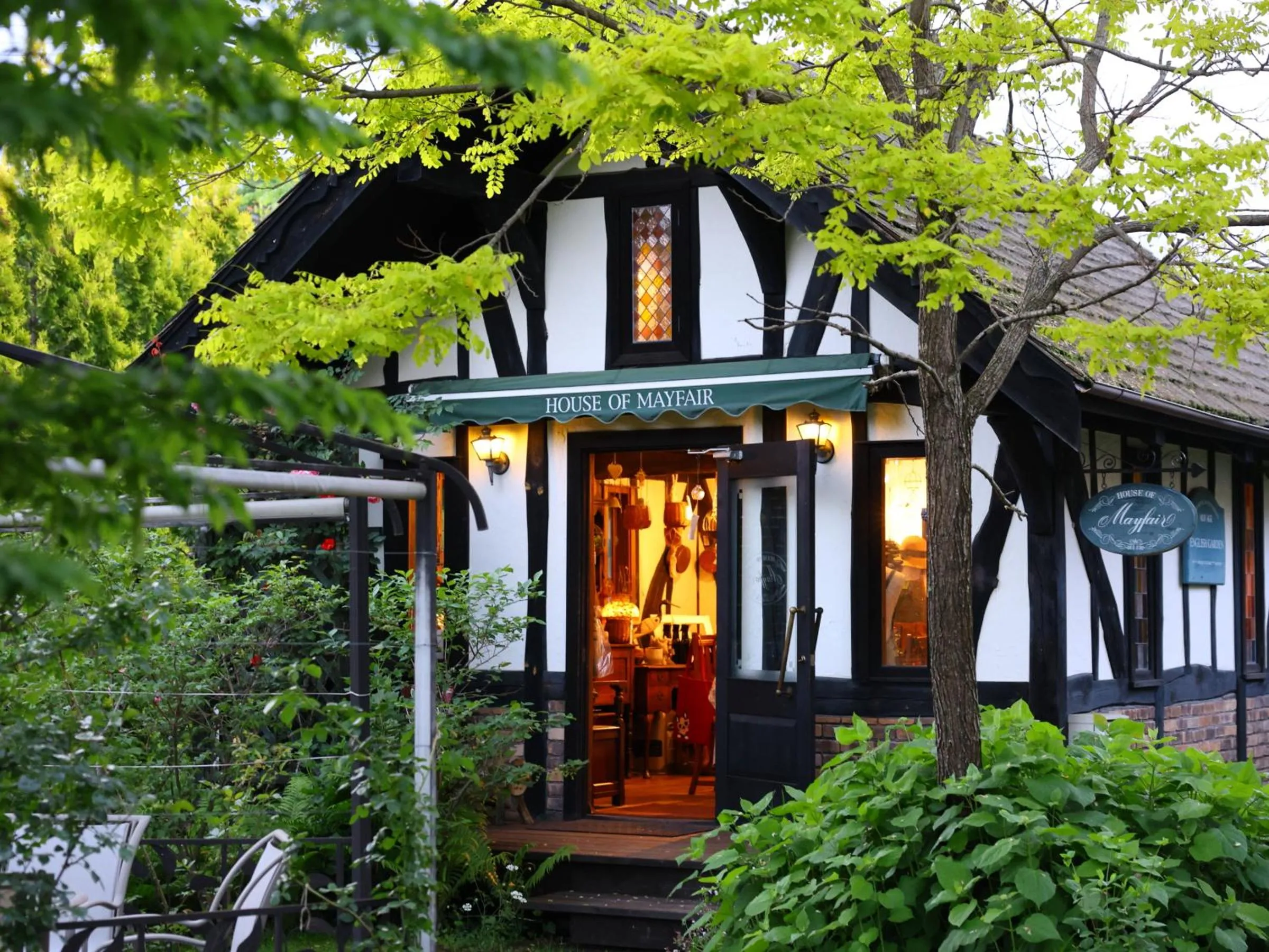 Area and facilities in Petit Hotel & Restaurant Old Age