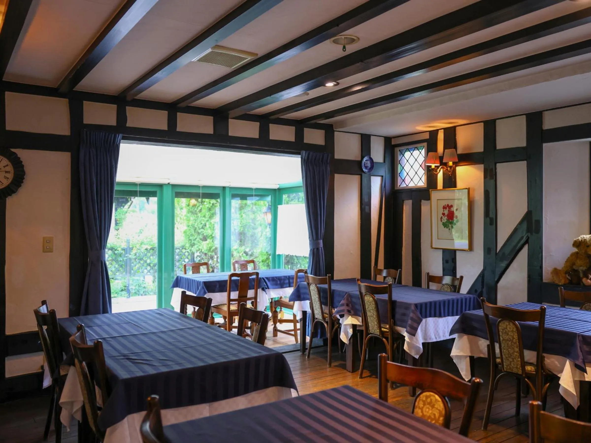 Restaurant/places to eat in Petit Hotel & Restaurant Old Age