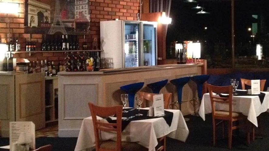 Restaurant/places to eat in Cedar Lodge Motel