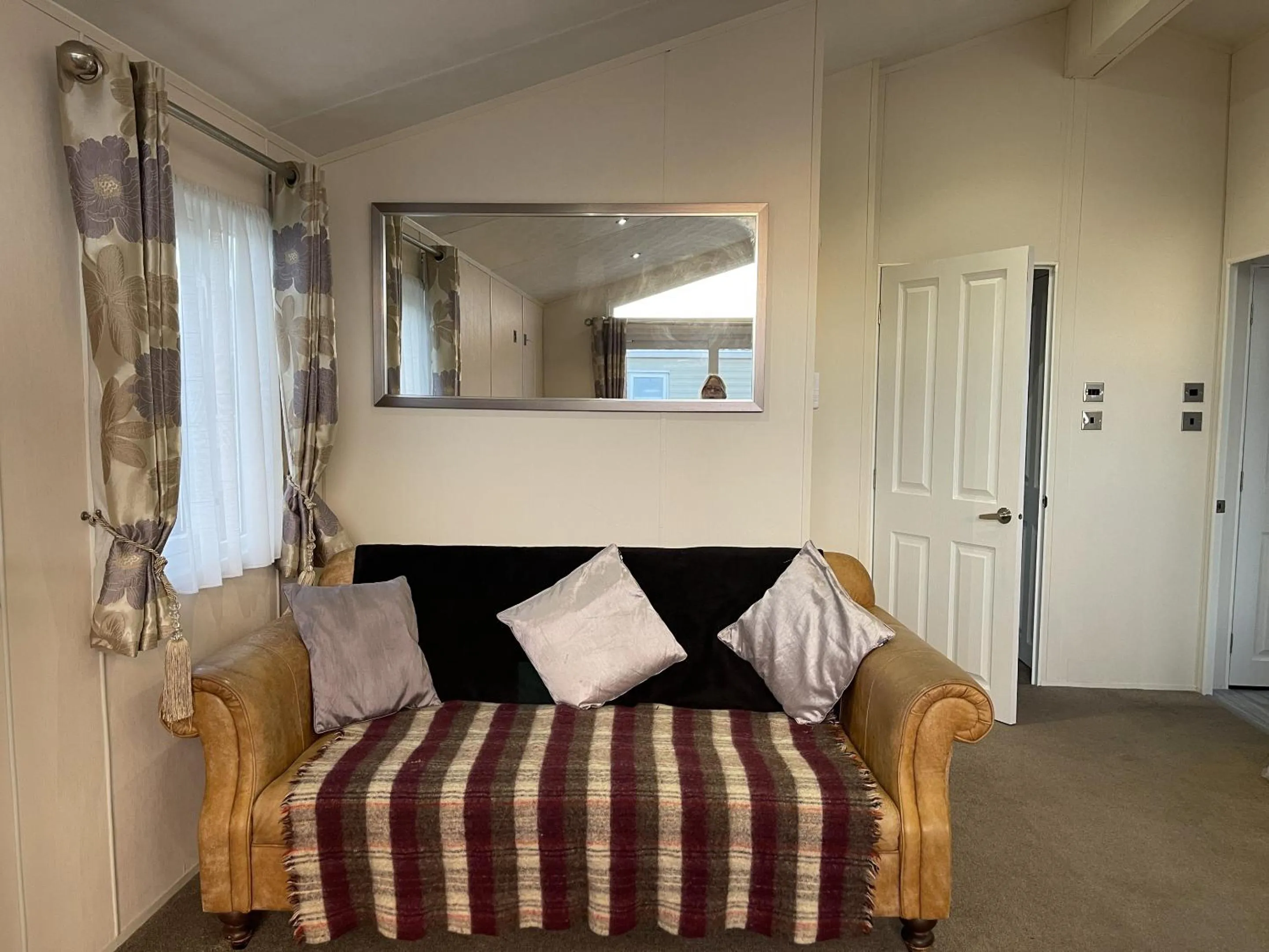 Living room, Bed in Romney Lodge