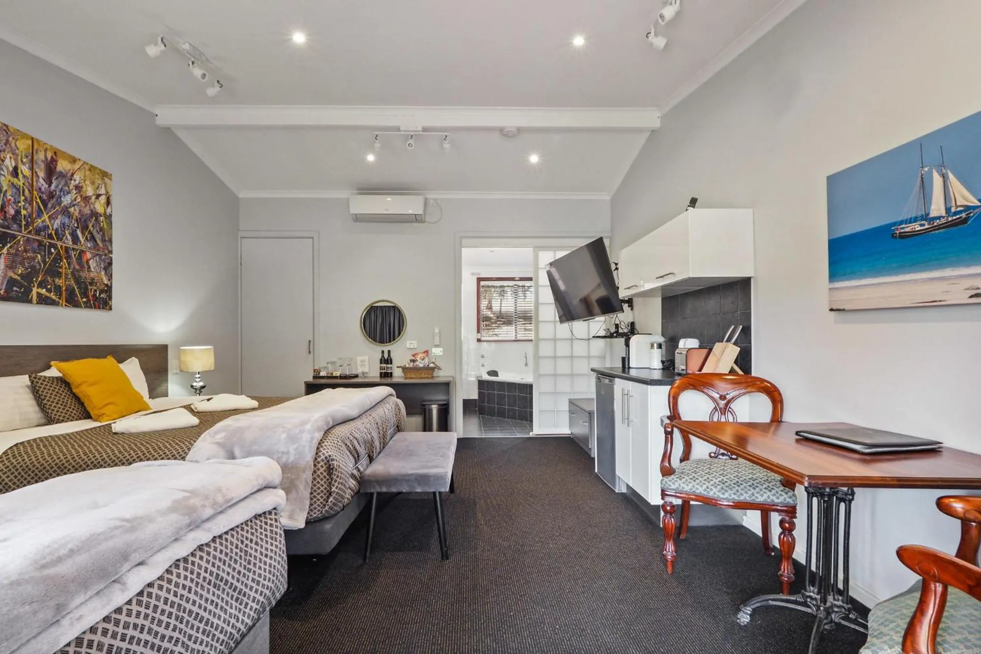 Bedroom, Bed in Forest Lodge Resort