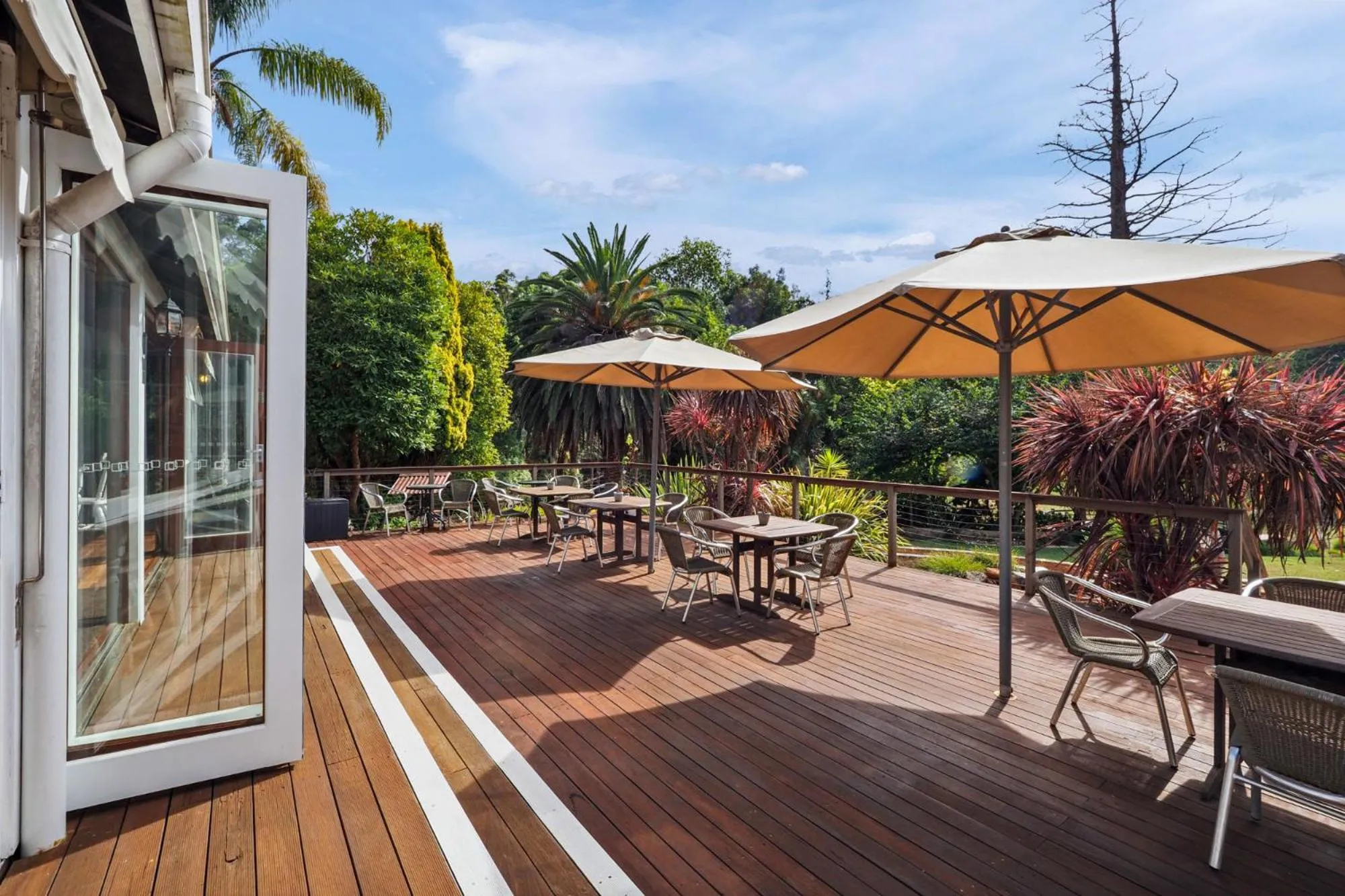 Restaurant/places to eat in Forest Lodge Resort