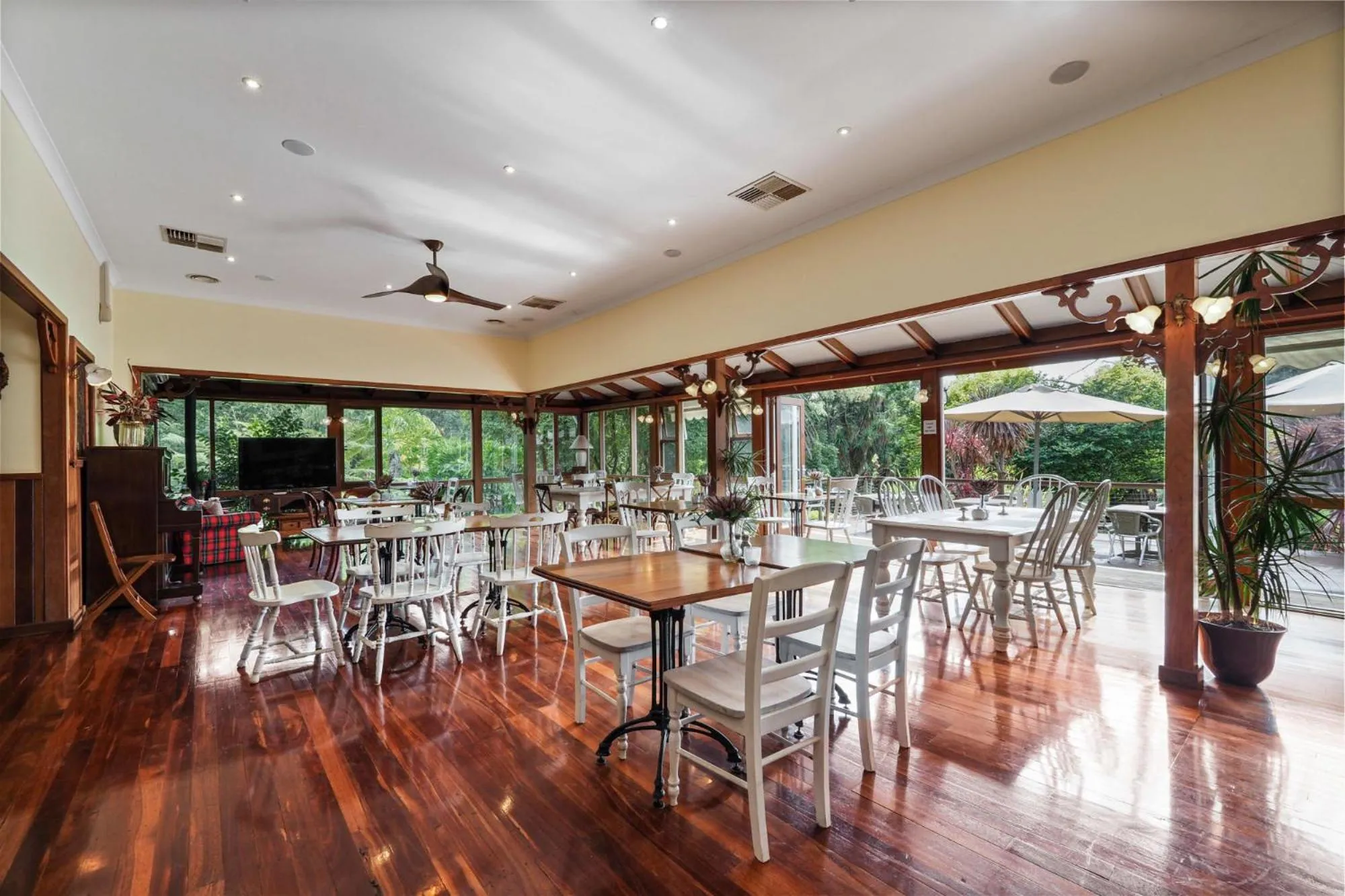 Restaurant/places to eat in Forest Lodge Resort