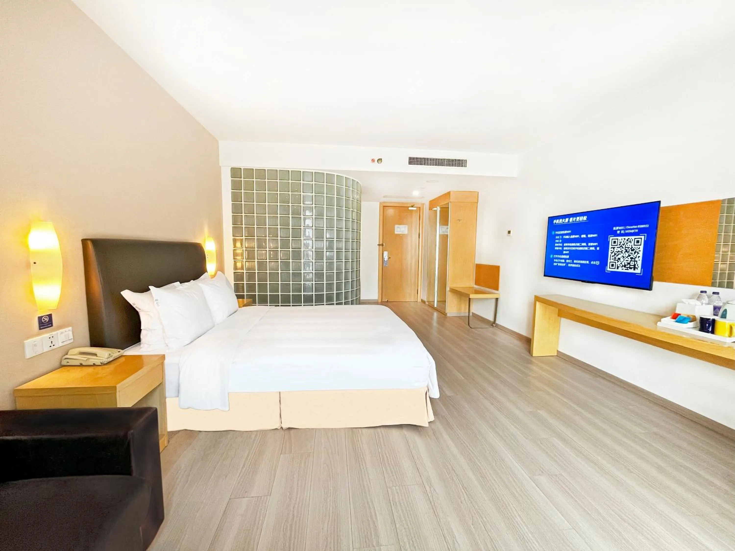 Photo of the whole room, Bed in Holiday Inn Express Changzhou Centre by IHG