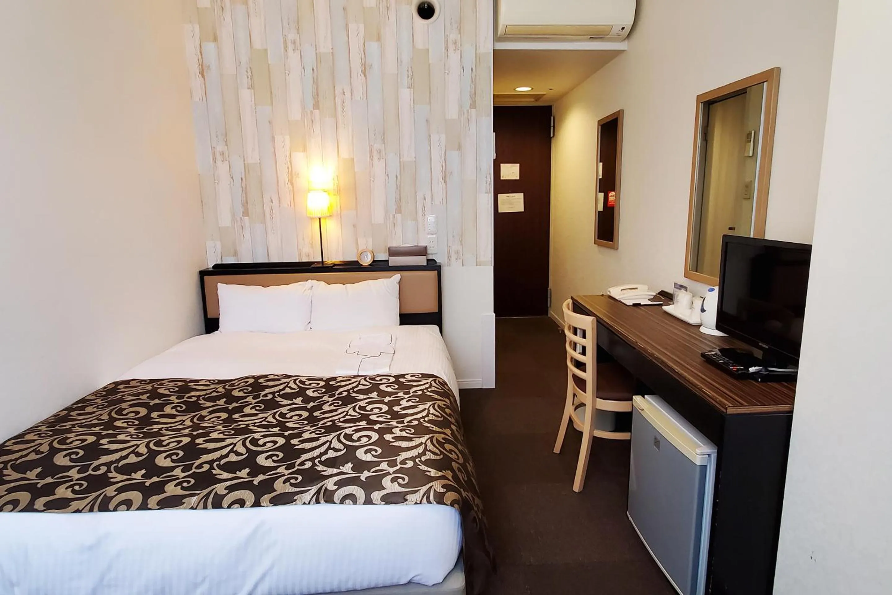 Photo of the whole room, Bed in Tachikawa Regent Hotel