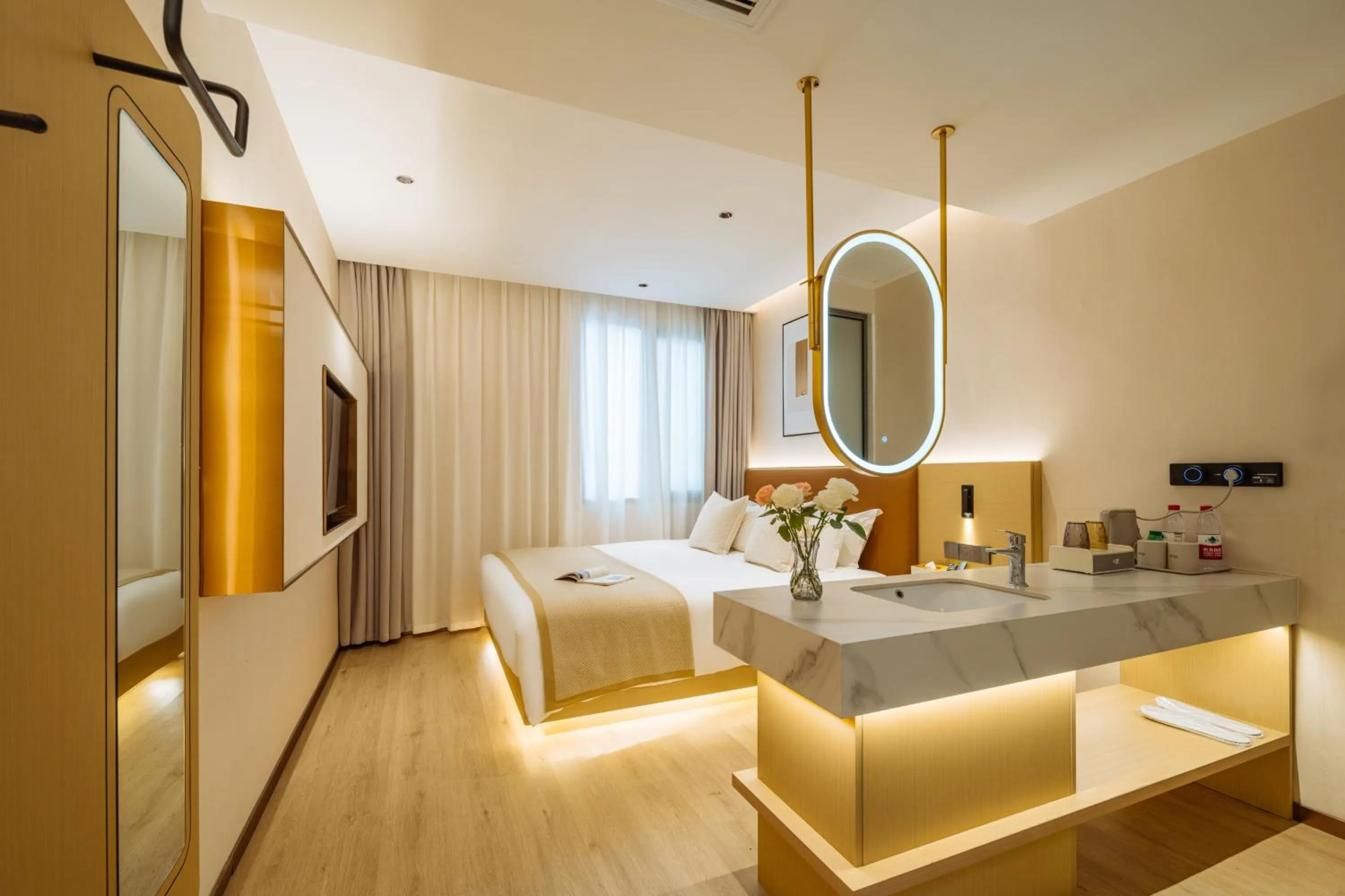 Photo of the whole room, Bed in Old Street Yun Zhu Hotel