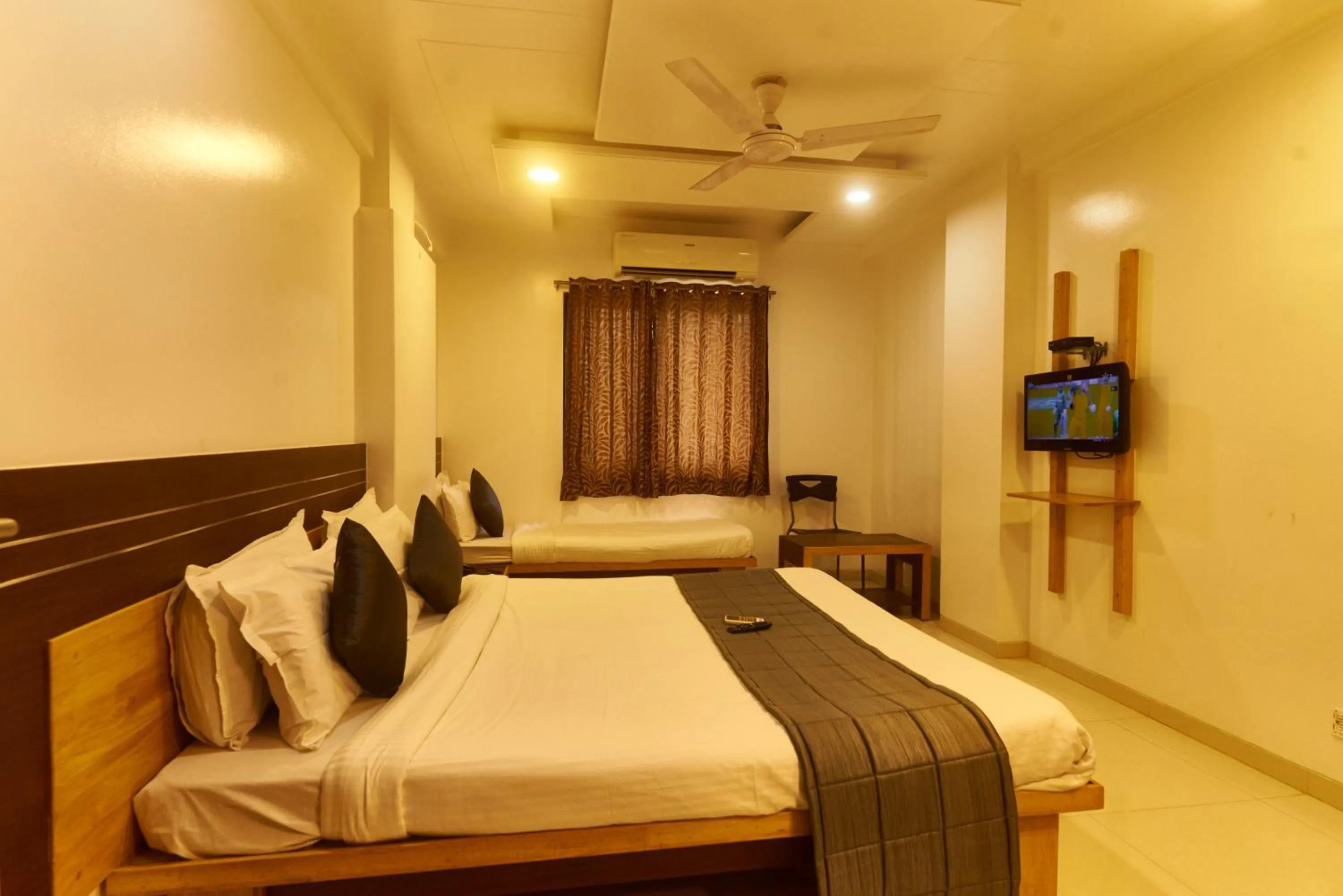 TV and multimedia, Bed in Hotel Anand Heritage