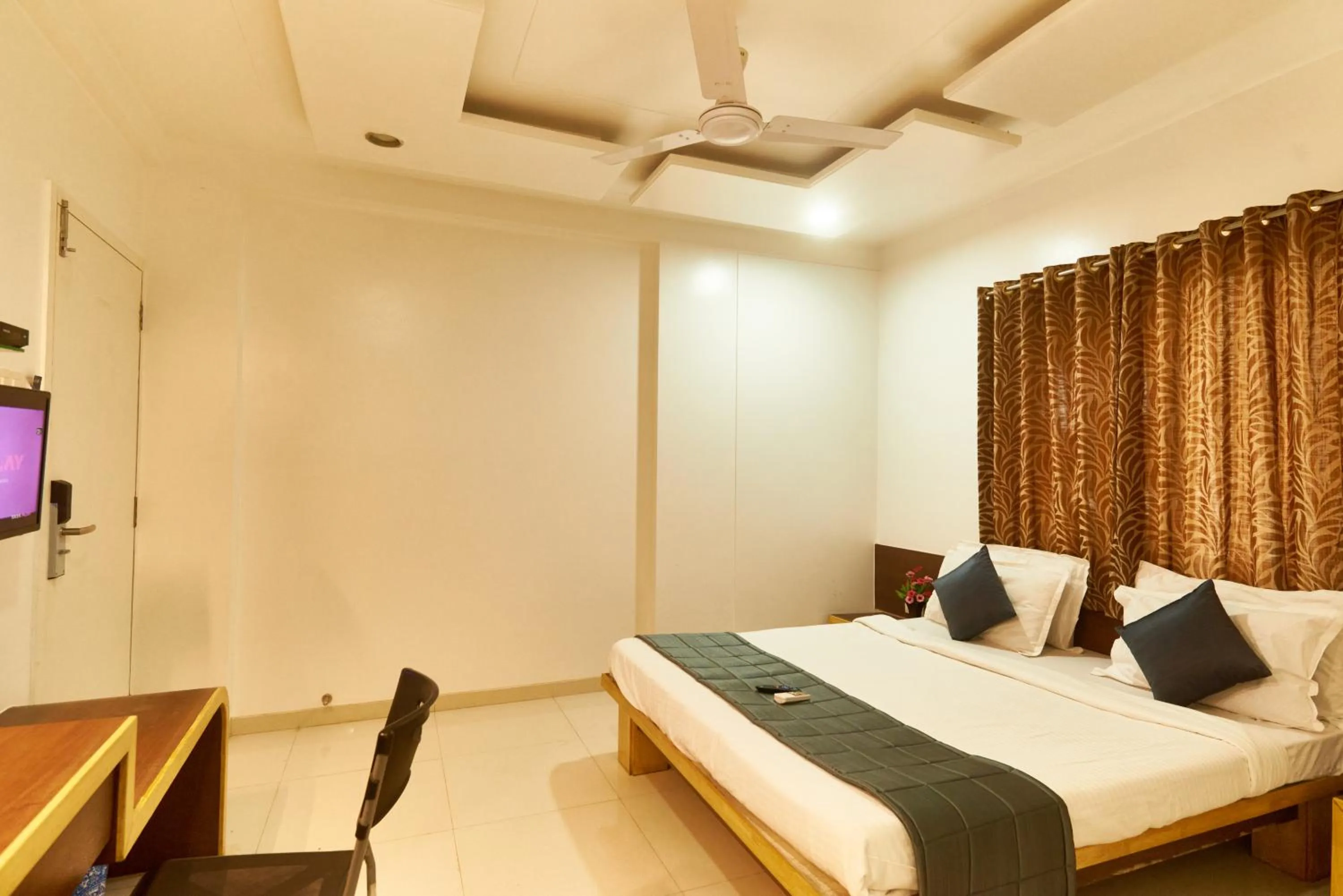 TV and multimedia, Bed in Hotel Anand Heritage