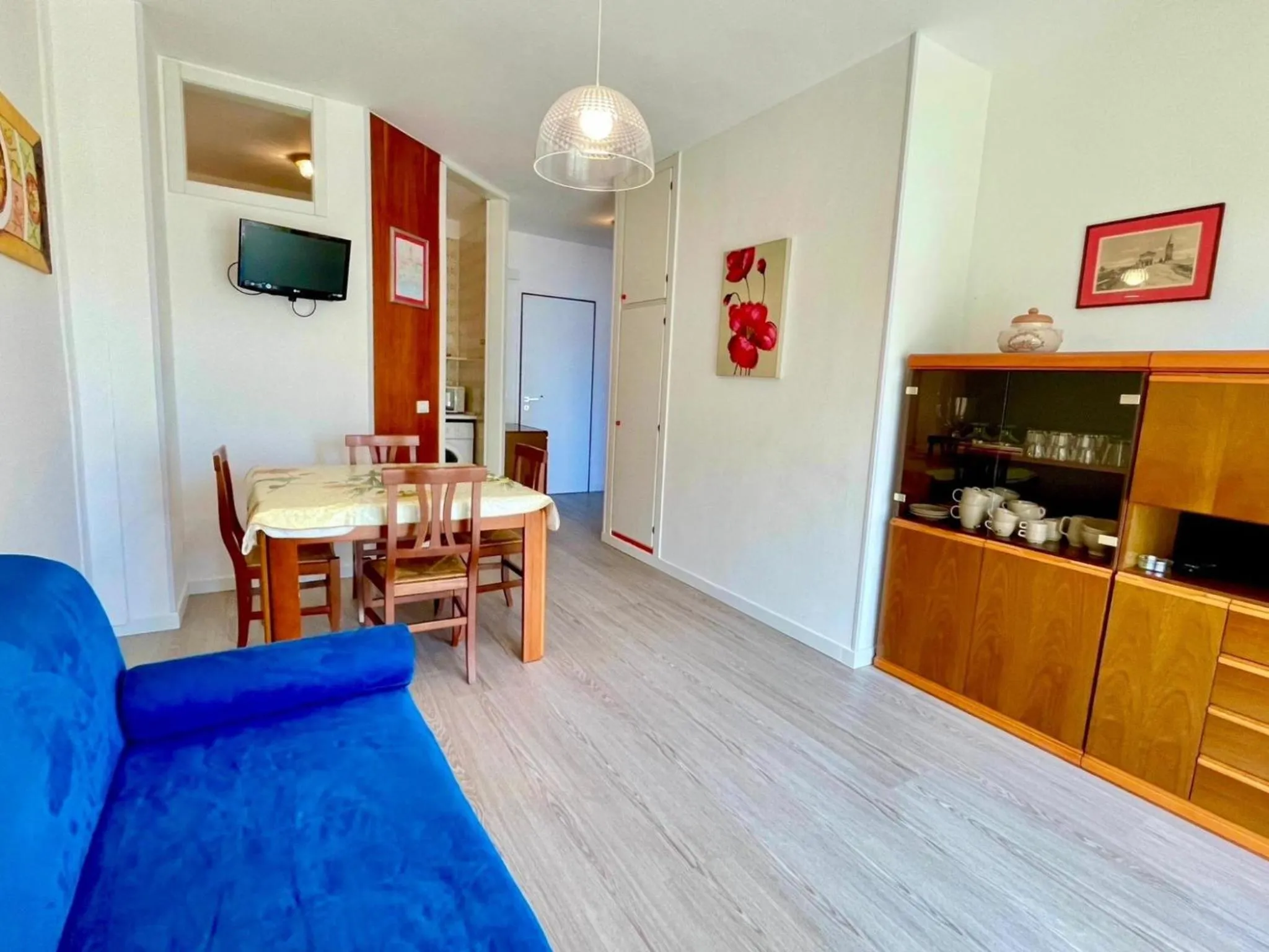 Bright apartment by the beach