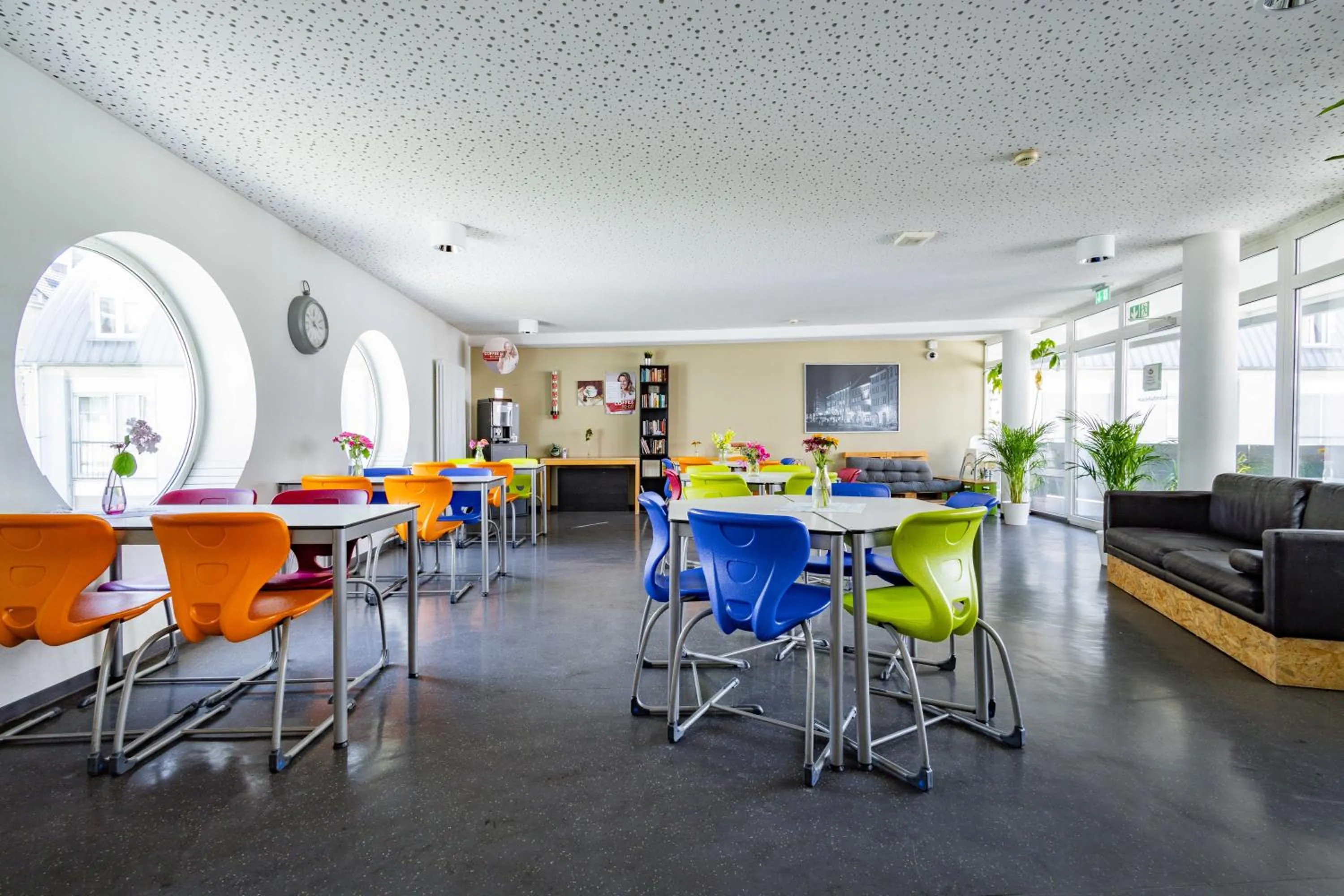 Communal lounge/ TV room in StayInn Hostel und Gästehaus