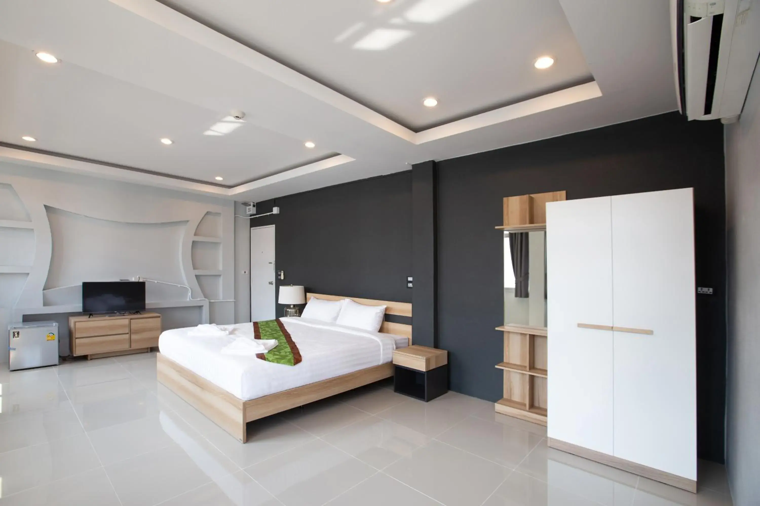 Superior King Room in 185@Surawong Residence Superior King Room in 185@Surawong Residence