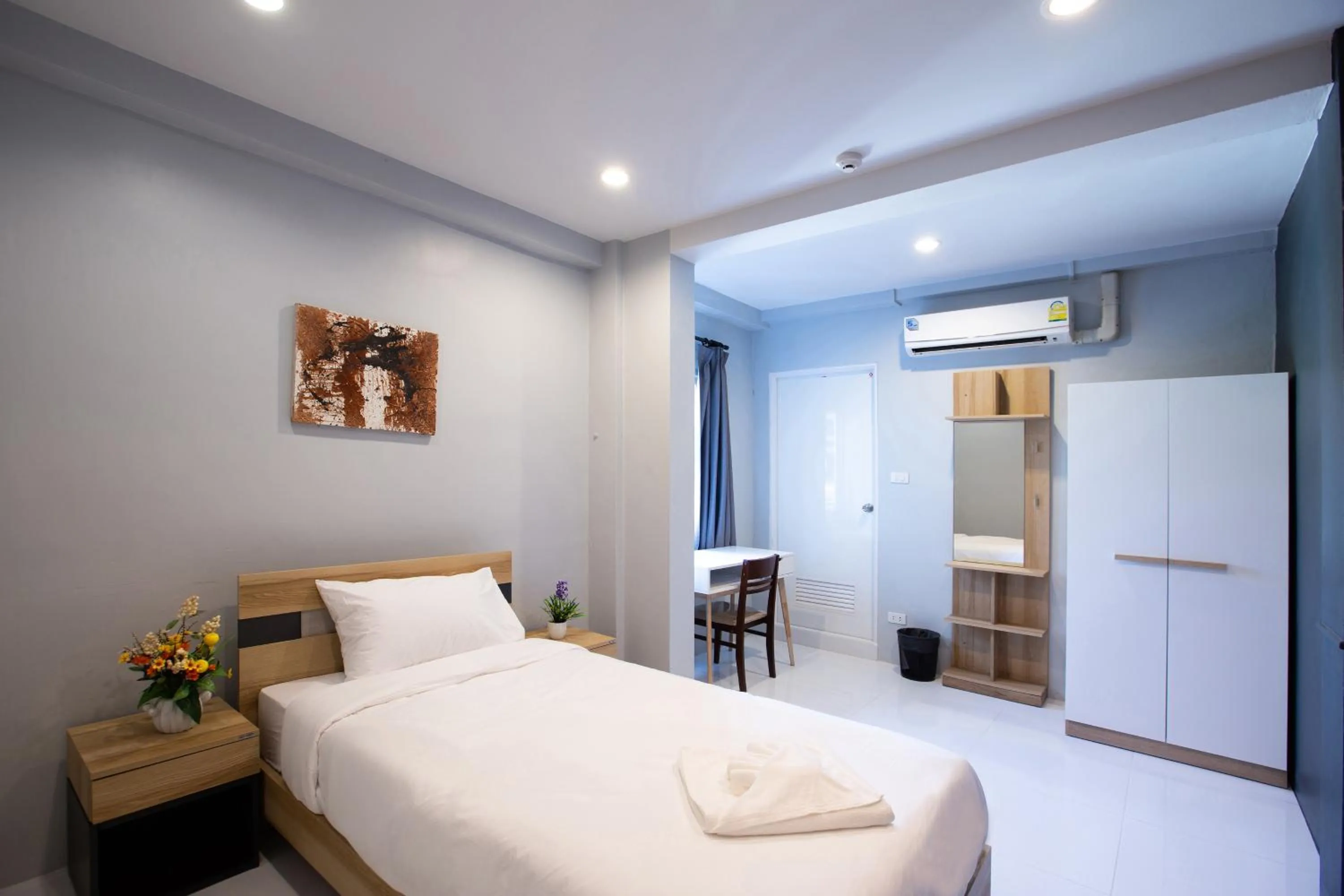 Bed in 185@Surawong Residence