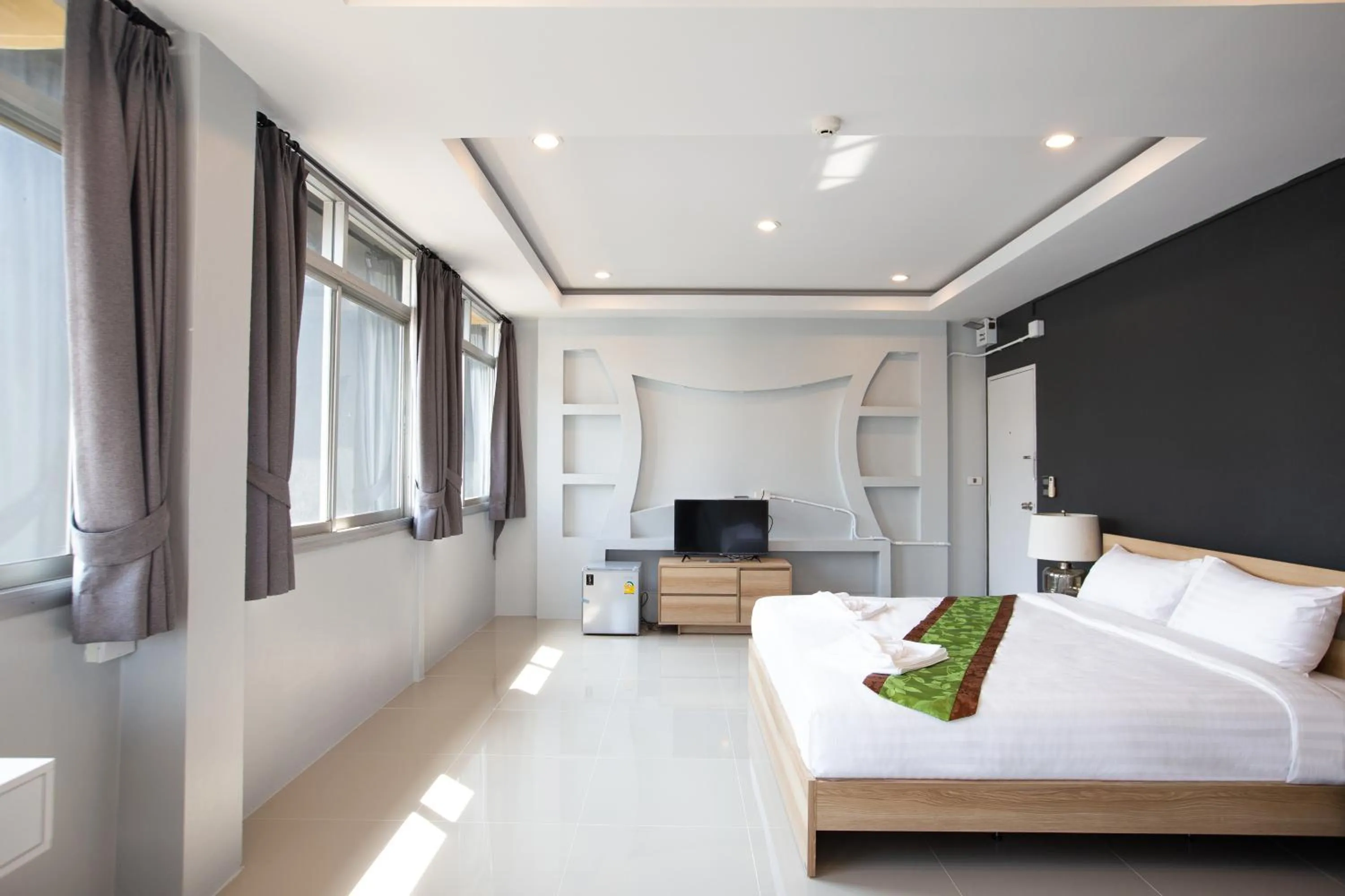 Bed in 185@Surawong Residence