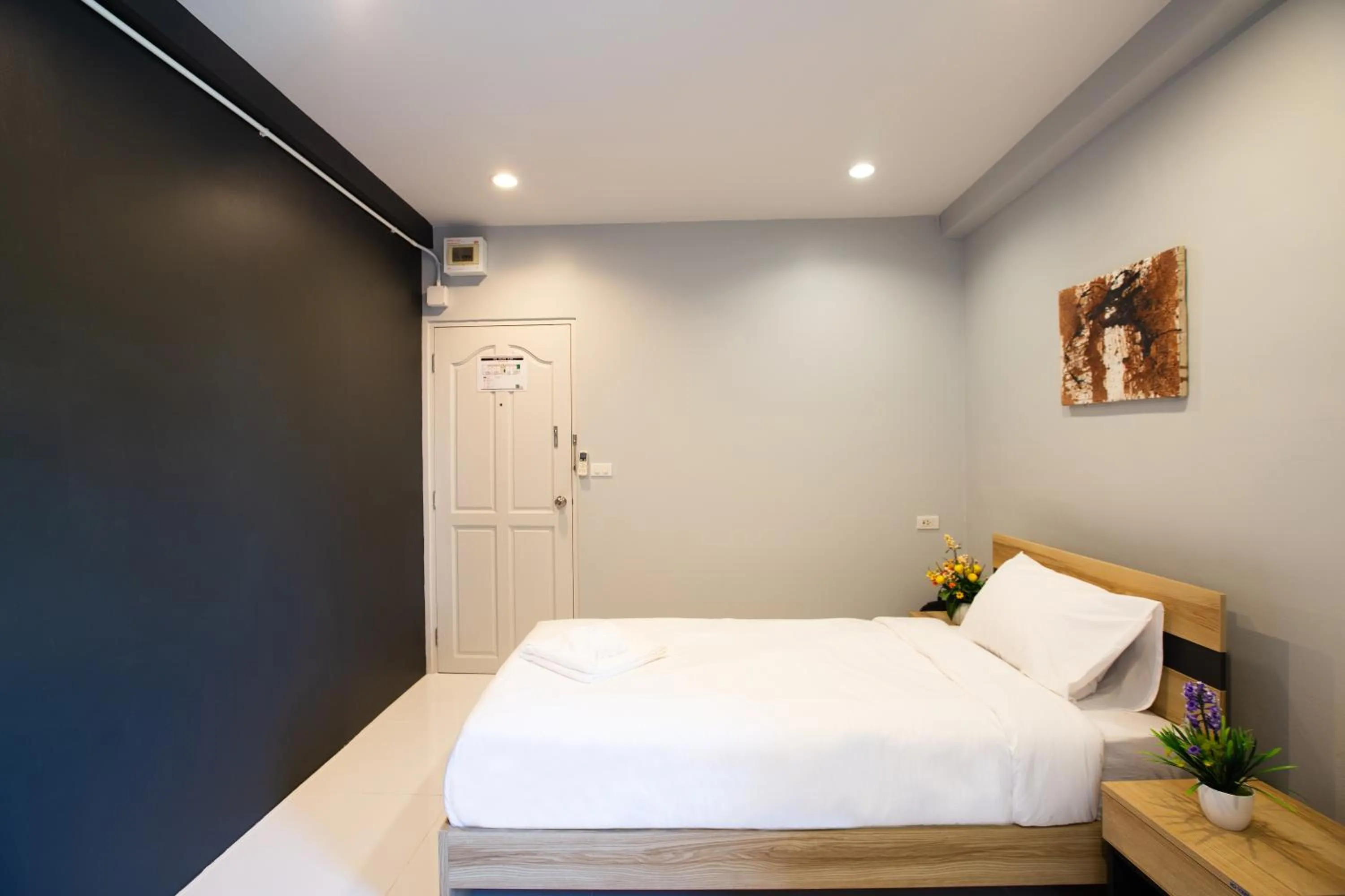 Bed in 185@Surawong Residence