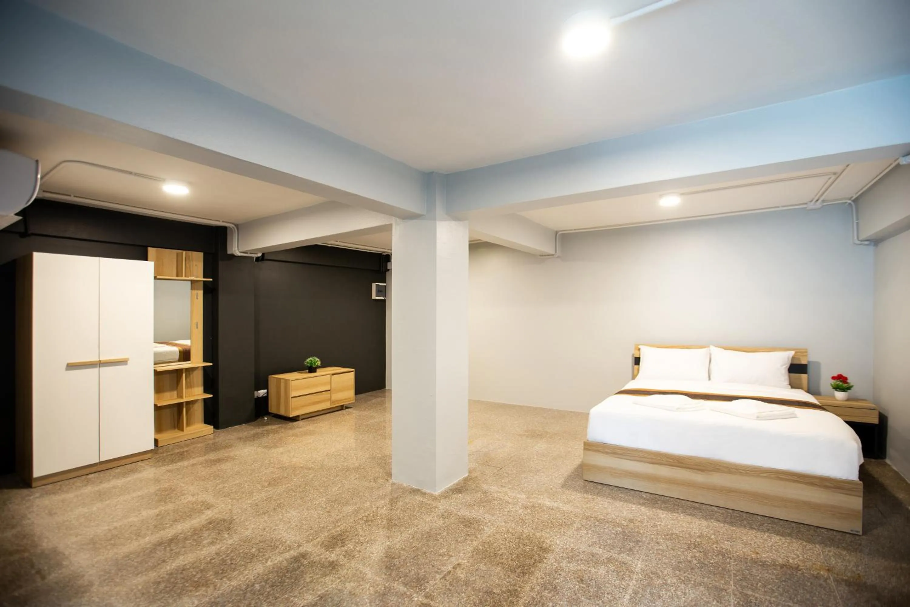 Bed in 185@Surawong Residence