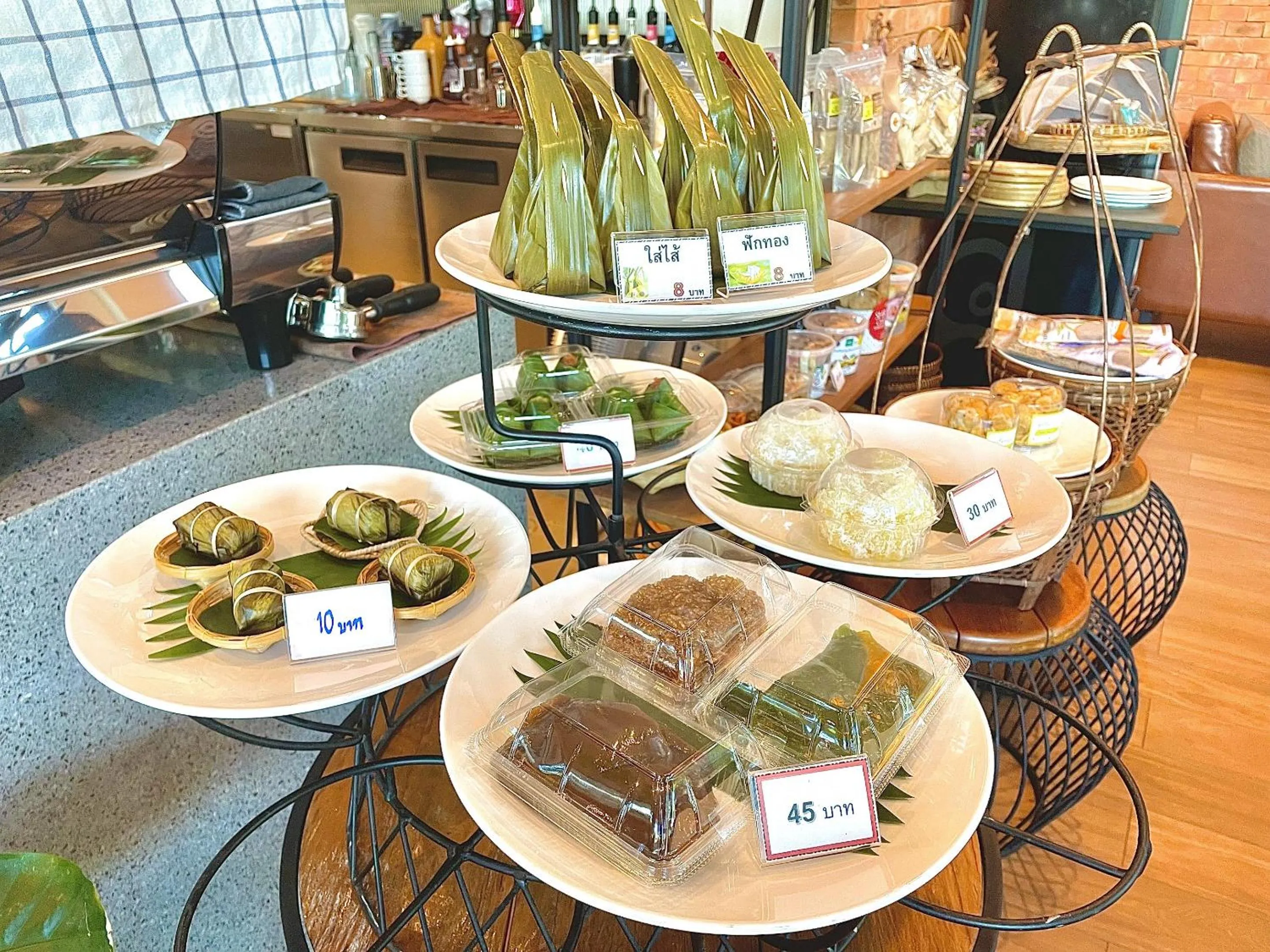 Restaurant/places to eat in The Poem Hotel