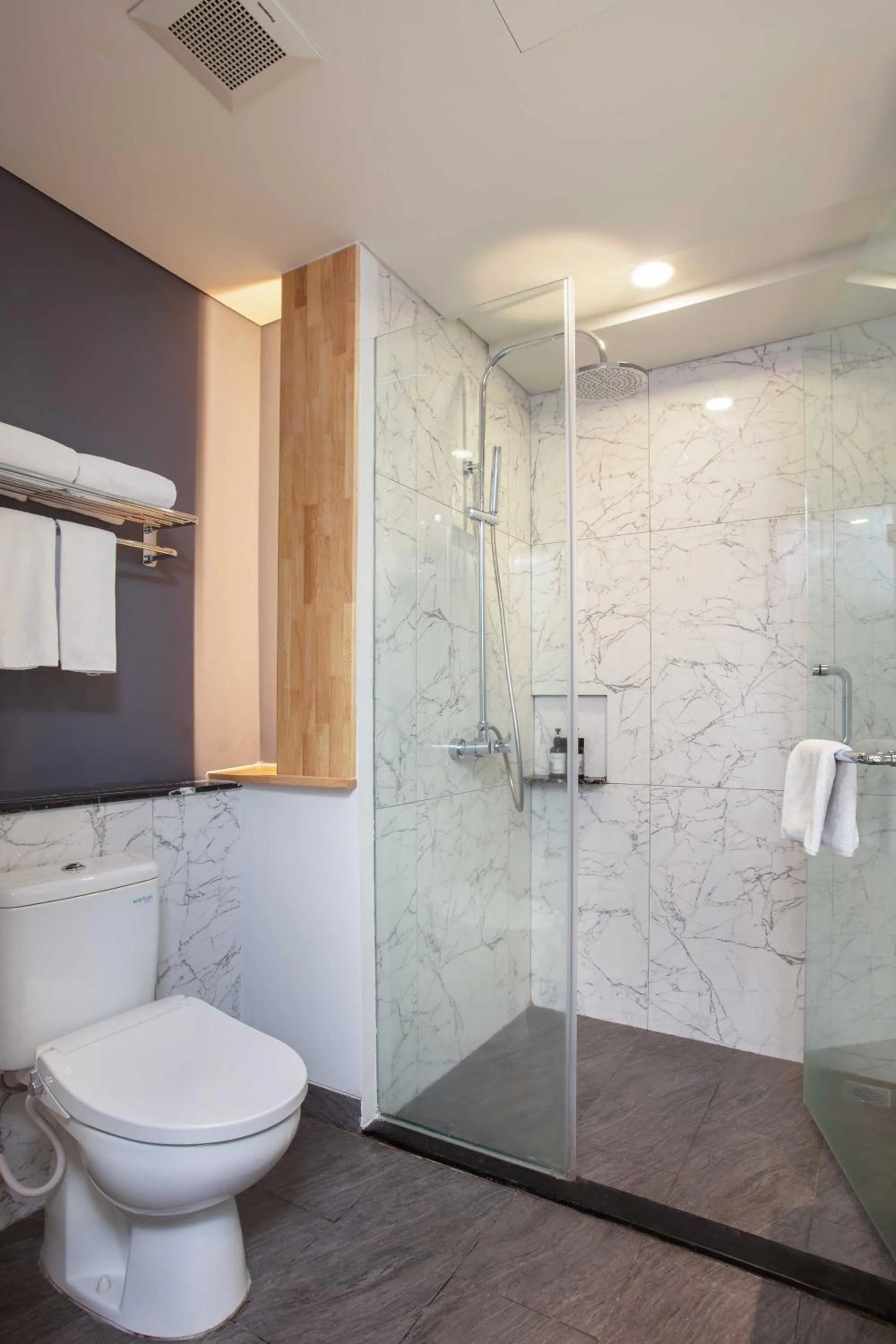 Bathroom in THE 1O1 Jakarta Airport CBC