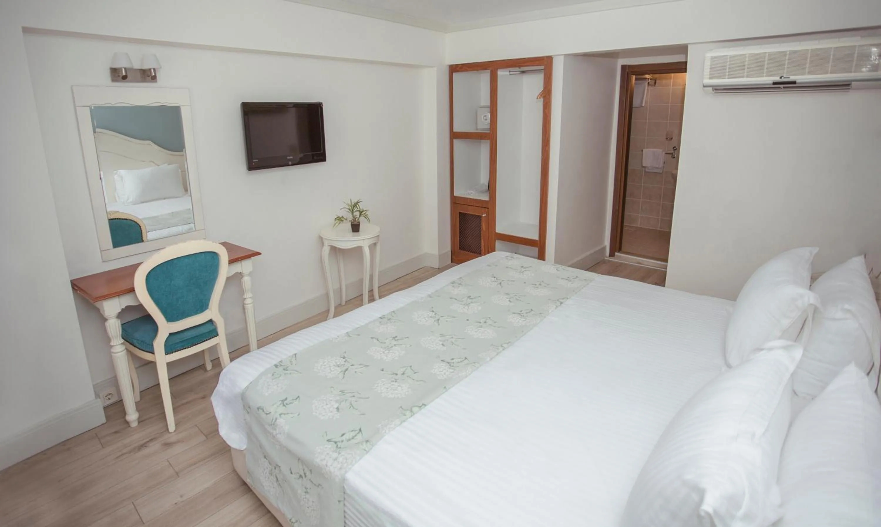 Photo of the whole room in Hotel Limani