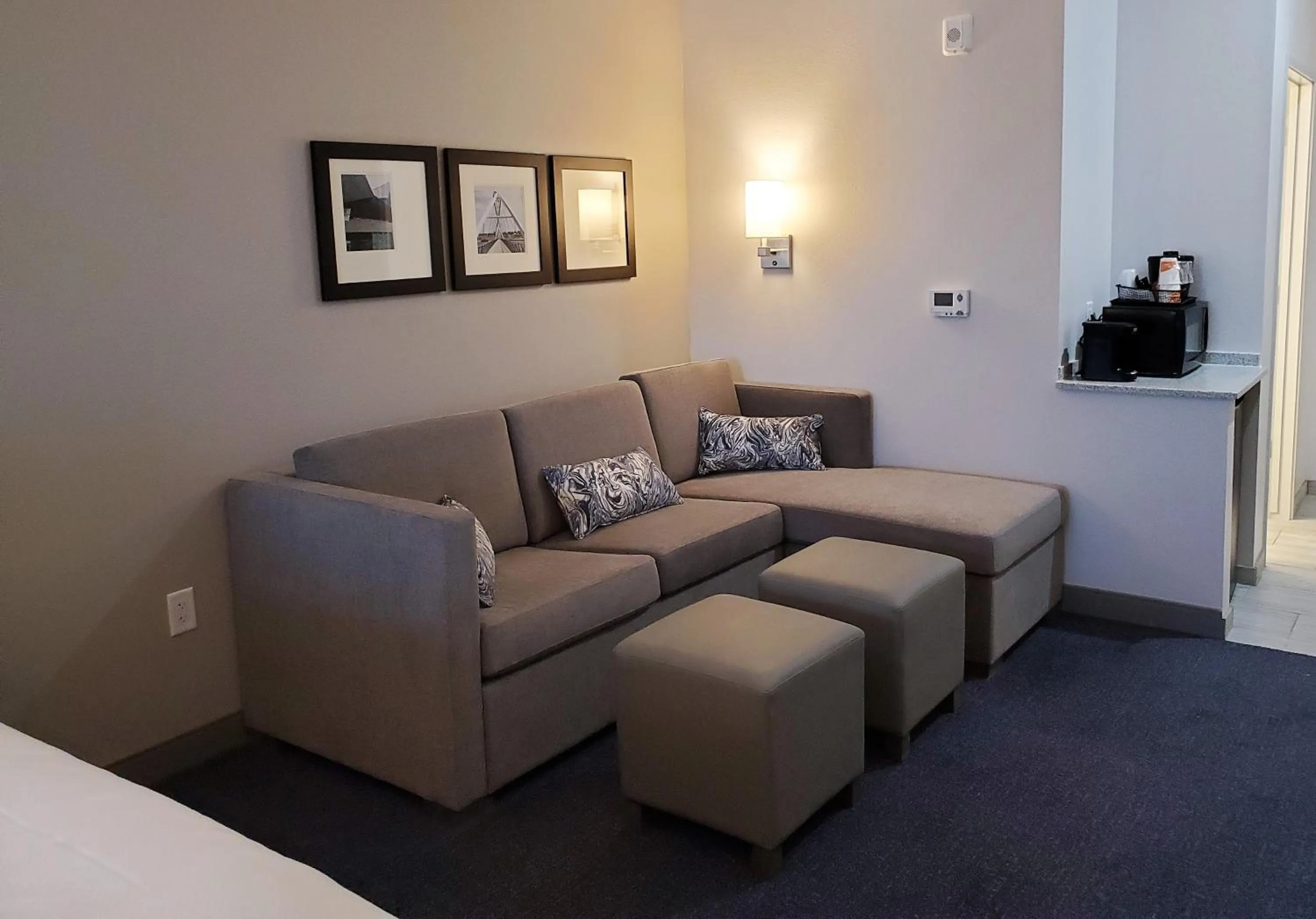 Seating area in Comfort Suites Scottsdale Talking Stick Entertainment District