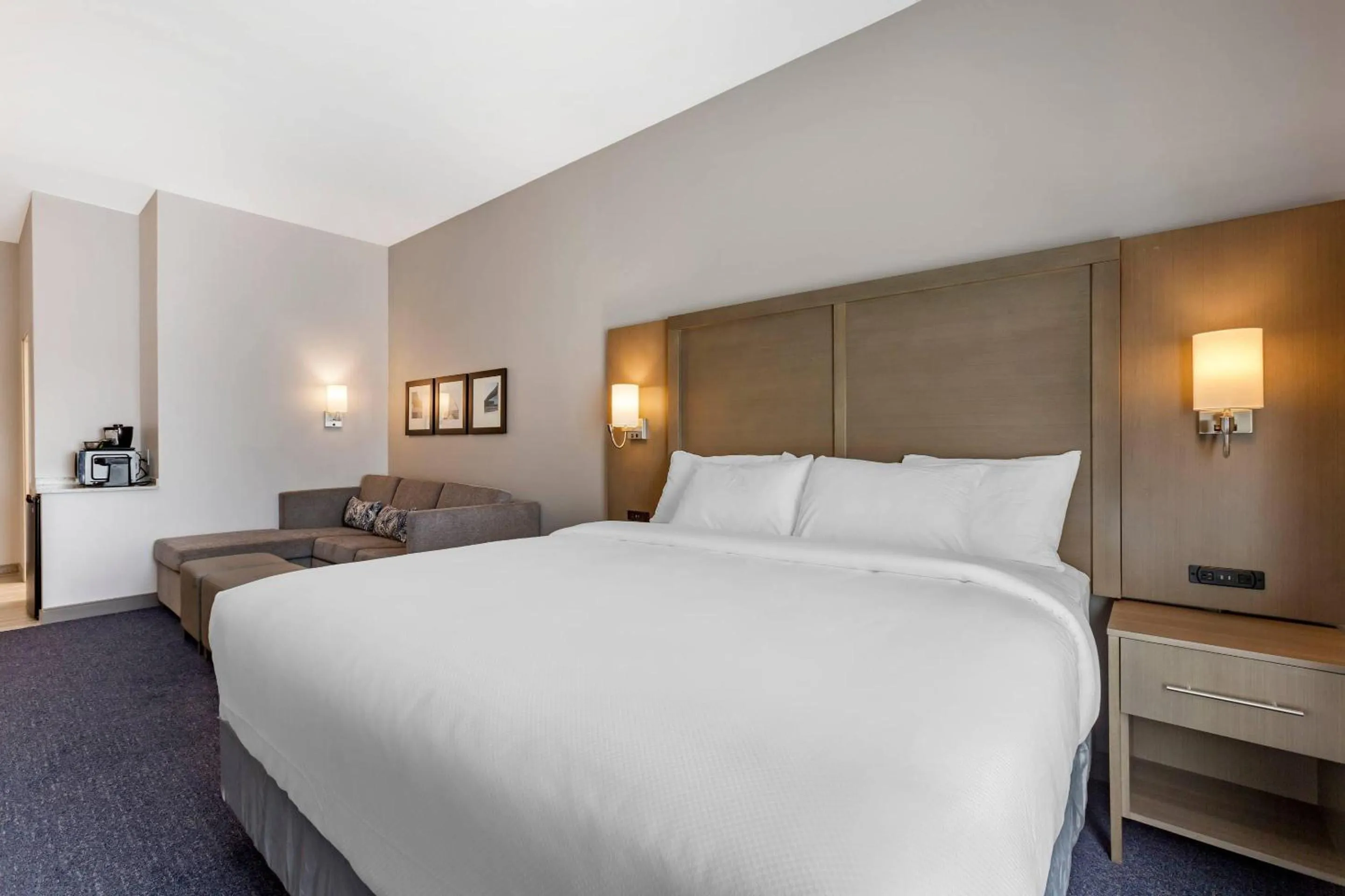 Bedroom, Bed in Comfort Suites Scottsdale Talking Stick Entertainment District